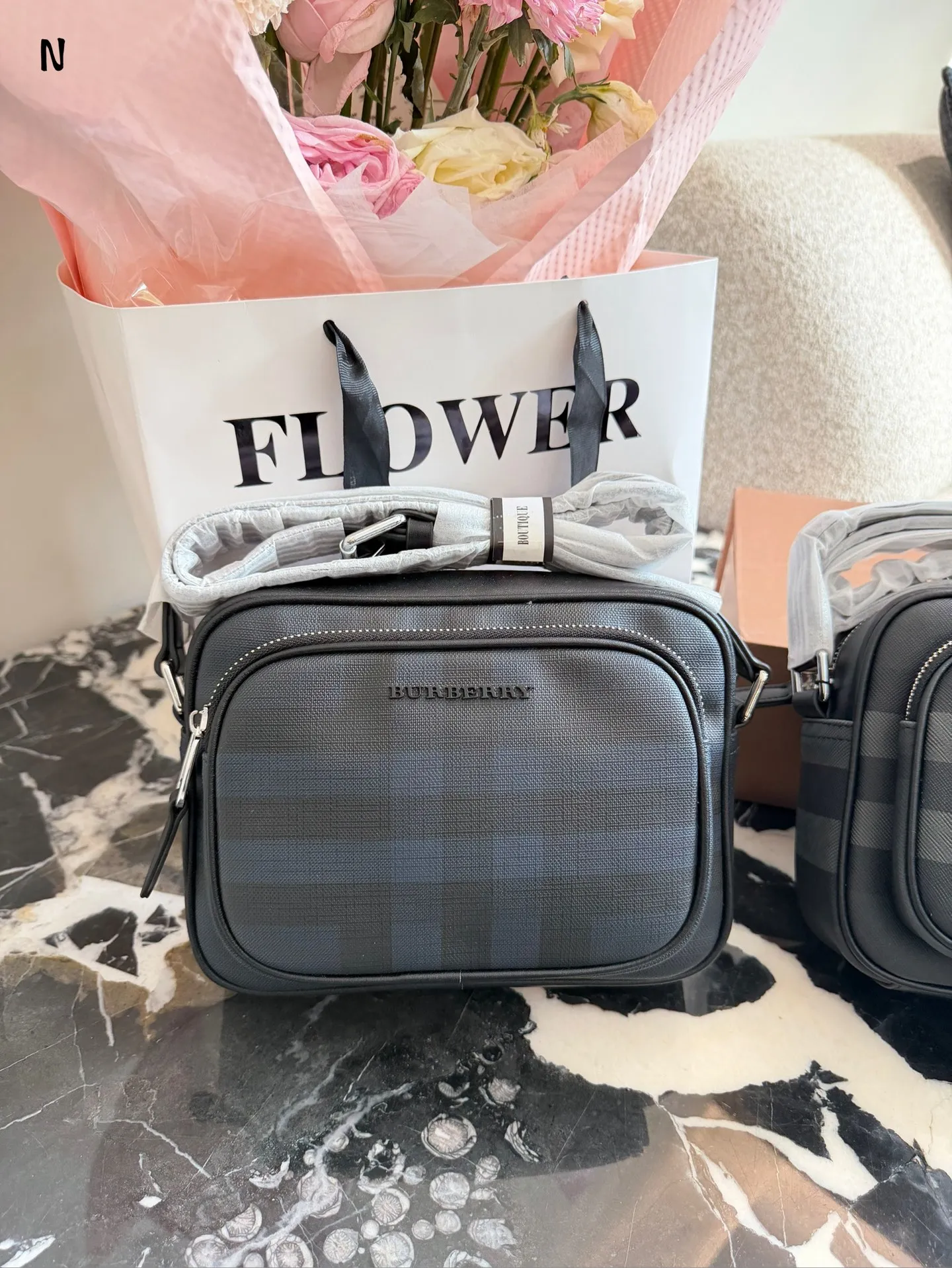 Burberry格纹相机包p190 品Burberry格纹相机包,经典深桦木棕+黑色皮革,英伦风满满!尺寸约20×17肩带可调节,单肩斜挎都OK,日常通勤或休闲出街都很适合t+。内部空间合理,手机钱包轻松收纳,实用又时髦。格纹设计辨识度超高,低调又有质感,是男士穿搭加分项,四季都能用,送礼也很有品味节。