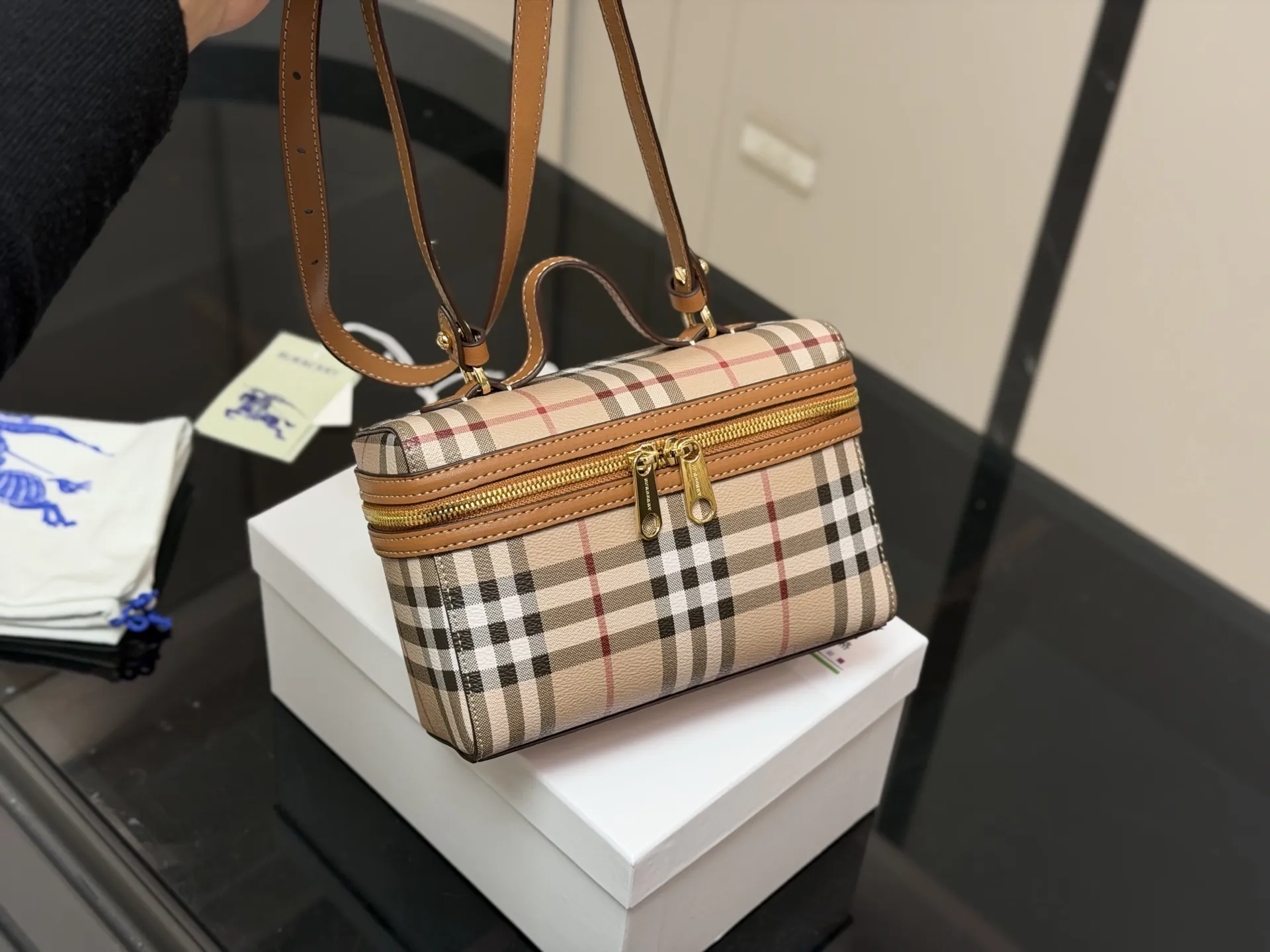 ¥170 配盒 size:19.13 巴宝莉 LP小盒子包 性价比超高的一只格纹小盒子 真的好可爱呀 可甜可盐太可爱啦! 可以手拿可以肩背长度刚刚好