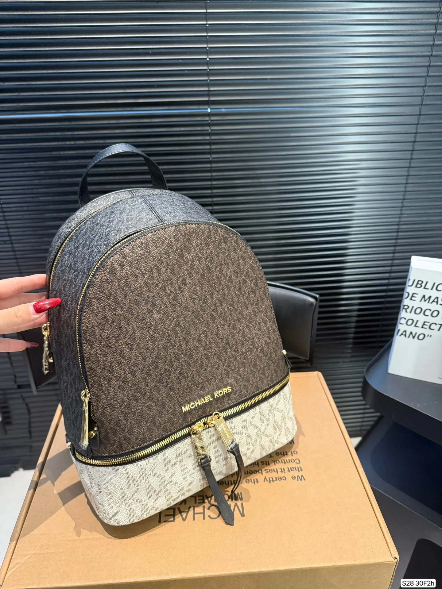 P190 配盒子MK双肩包... 夏天、冬天都能背上它！ 是不是性价比超级高？ 我们需要脱掉高跟鞋 换上运动鞋和双肩包， 给自己一日的轻盈。 尺寸25 31 货号30F2 ​