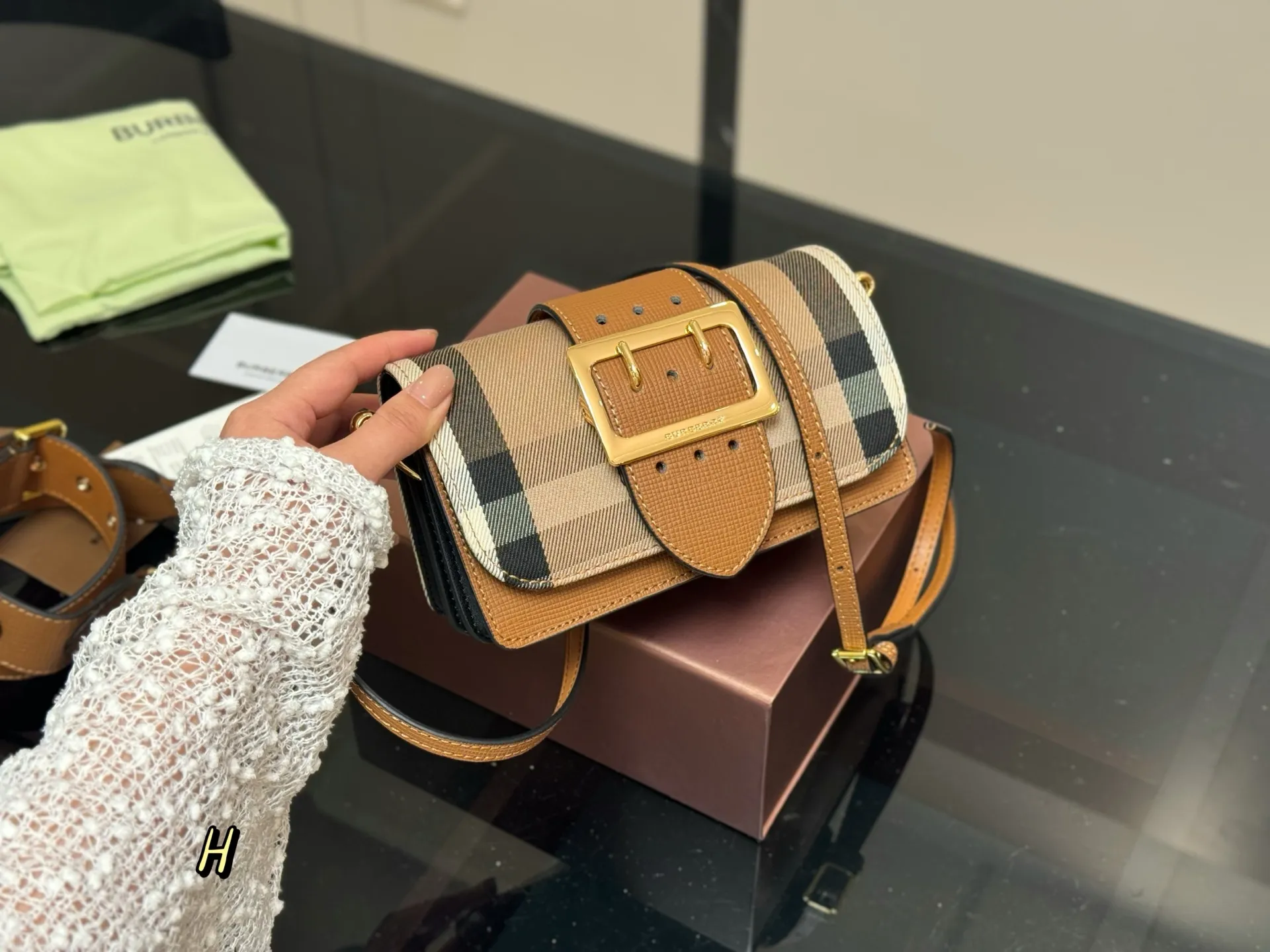 ¥170 配盒 尺寸:19.5*10*8cm 💜BURBERRY💯 巴宝莉 原单货 搭配双肩带 ⚠️一宽一细 臻选考究的马勒牛皮配原厂帆布精制而成 超级讲究哦!!!