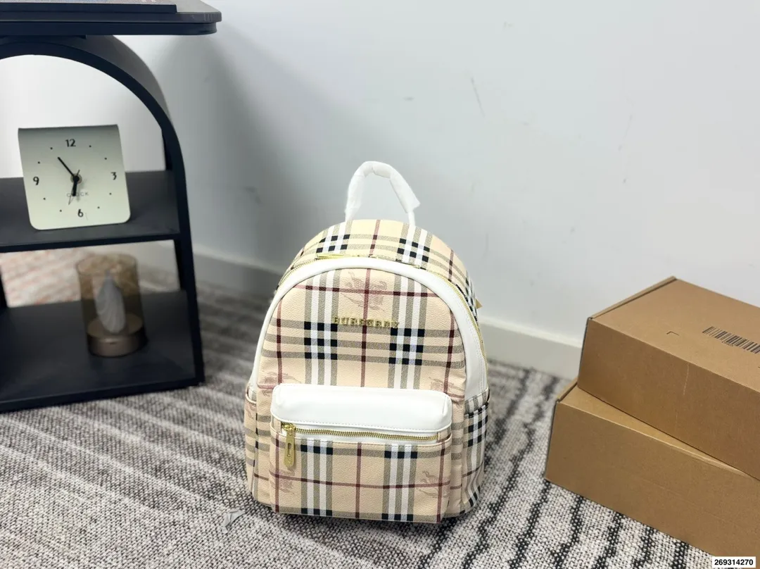 p140 尺寸32.27 巴宝莉双肩包 百搭 容量超惊人 重点是真的很轻便 设计也很简约耐看