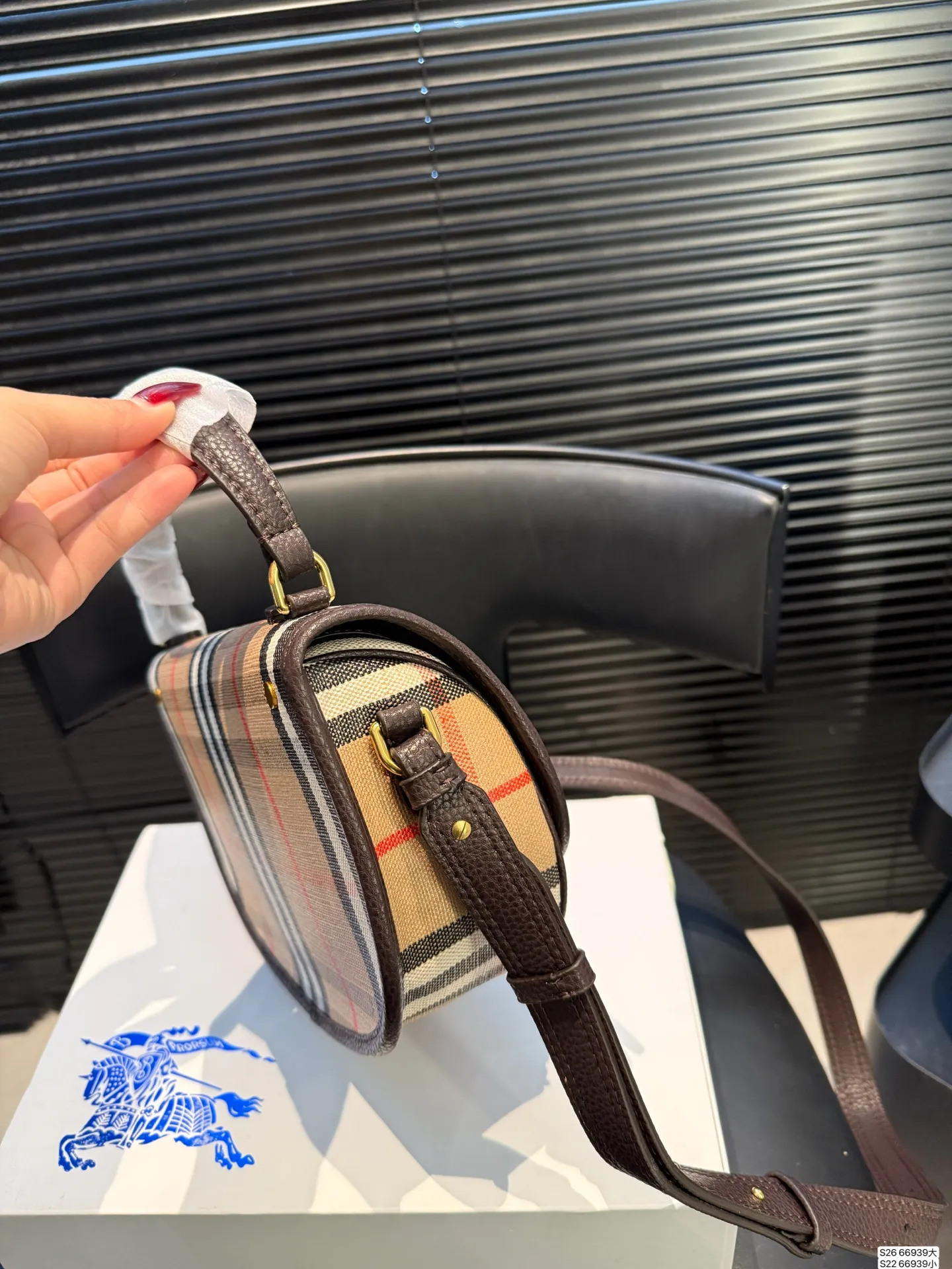 大号P180 小号P160 配折叠盒 当经典格纹,邂逅浓郁秋色 高级感秋日公式,Burberry就够了 尺寸大号24 17 小号19.5 12 货号66939