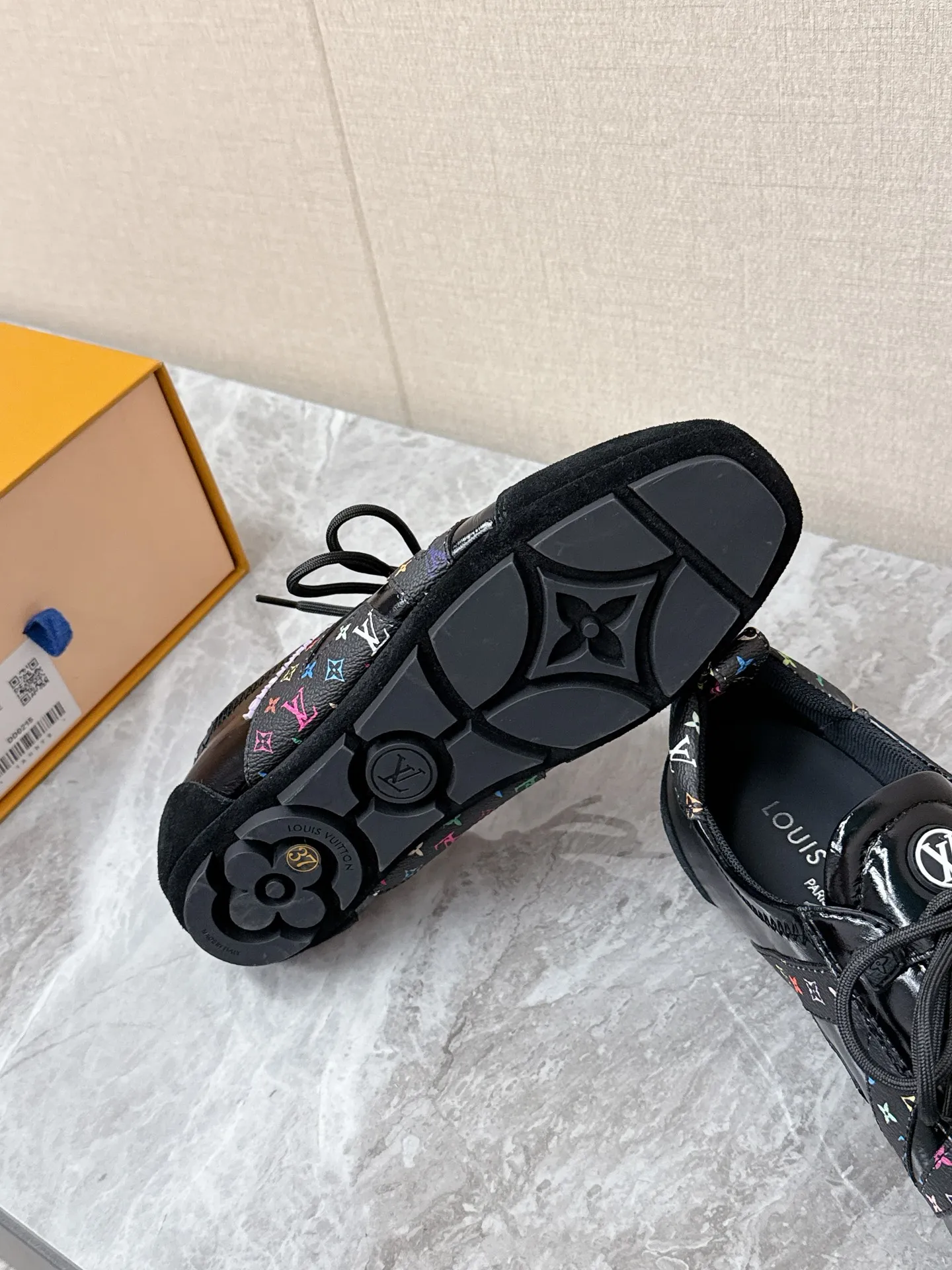 💰300 Louis Vuitton路易威登驴牌春夏Sneakerina系列 芭蕾运动鞋 德训鞋 平底鞋 原版三对购入开发完美复刻Sneakerina 芭蕾风运动鞋以丝滑绒面牛皮革塑造流畅线条 兼具芭蕾舞鞋的轻盈构型和运动鞋的舒适质感。侧面 LV 标识和Monogram 帆布后袢带丰富细节，Sacchetto 工艺和 TPU 外底升级轻柔穿着体验 底厚：1.5CM 面料: 原版定制进口头层牛皮 内里：原版定制透气网里鞋底：原版开模注塑TPU材质Size: 35-42（41 42定制）