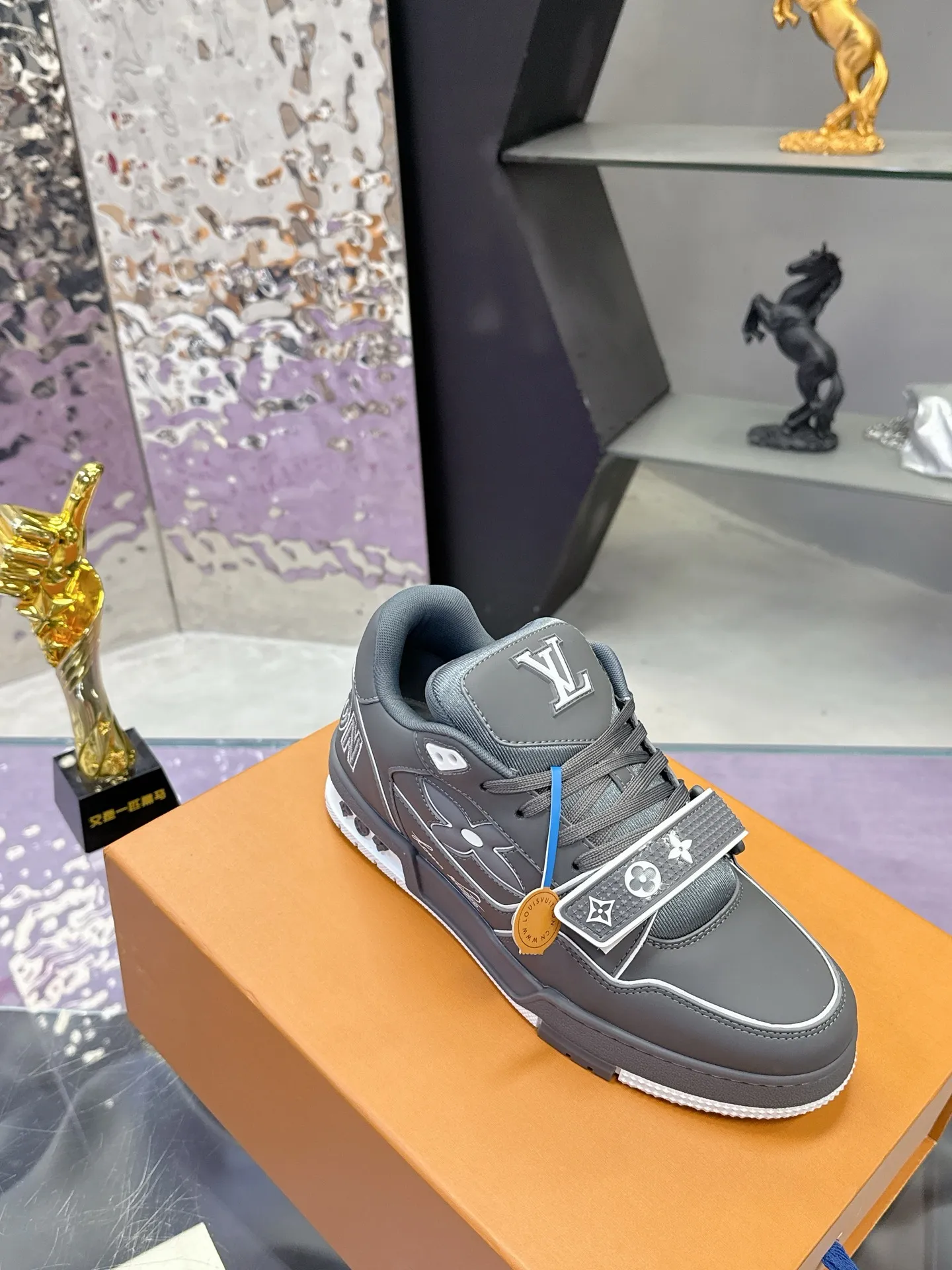 工厂价：350💰 顶级版本LV新款魔术贴 情侣款 LV 路易威登L家 Trainer 25开春/新款 休闲 运动鞋 滑板鞋 LV Trainer 运动鞋的灵感源自复古篮球鞋，代表 Virgil Abloh 的标志性设计理念 展现复古篮球运动鞋的当代演绎。粒面牛皮革 后者与当季成衣系列设计遥相呼应。Monogram 花卉点缀橡胶外底，LV 字母标注鞋舌。 ✔️面料: 原版定制头层牛皮 ✔️内里: 原版定制透气网里 ✔️大底: 双色TPU组合大底 ✔️底厚: 3CM ✔️Size: 35-45