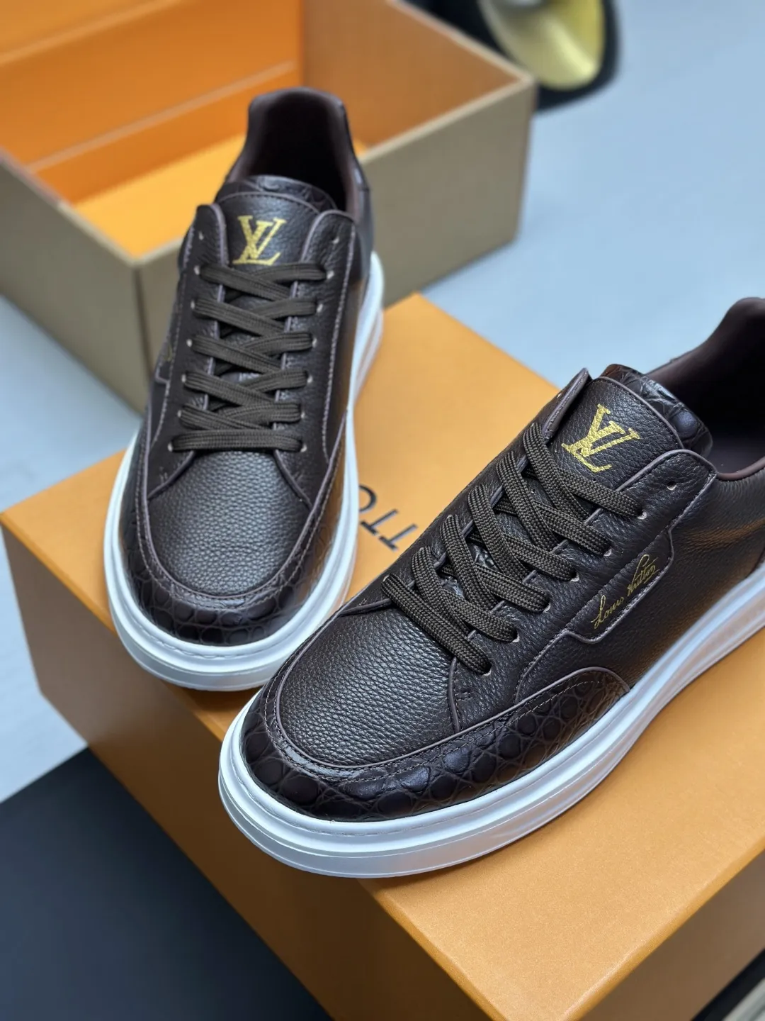 工厂直销¥350💰顶级版本全套包装❗️莞产高端货源LV 路易威登 驴牌 L家 BEVERLY HILLS系列 丹宁牛仔布 休闲 运动鞋 本款 Beverly Hills 运动鞋以 Monogram 丹宁布和粒面牛皮革重返新季,搭配厚实而轻盈的橡胶外底,为潮流设计融入舒适体验。鞋带四周勾勒皮革饰边,手写体路易威登标识压印其上 配送专柜精美包装🛍📦 ▪️面料: 原版定制头层牛皮+牛仔布 ▪️内里: 原版定制透气网里 ▪️大底: 原版开模发泡材质 ▪️底厚: 4CM ▪️Size: 男款39-45(4647定做