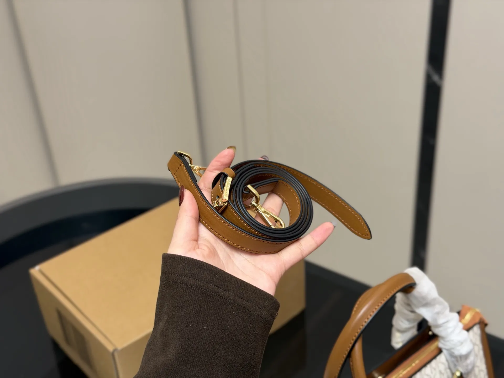 ¥170 配盒 size:26*20cm mk 新品 你会发现它越看越好看! 实用型 容量大