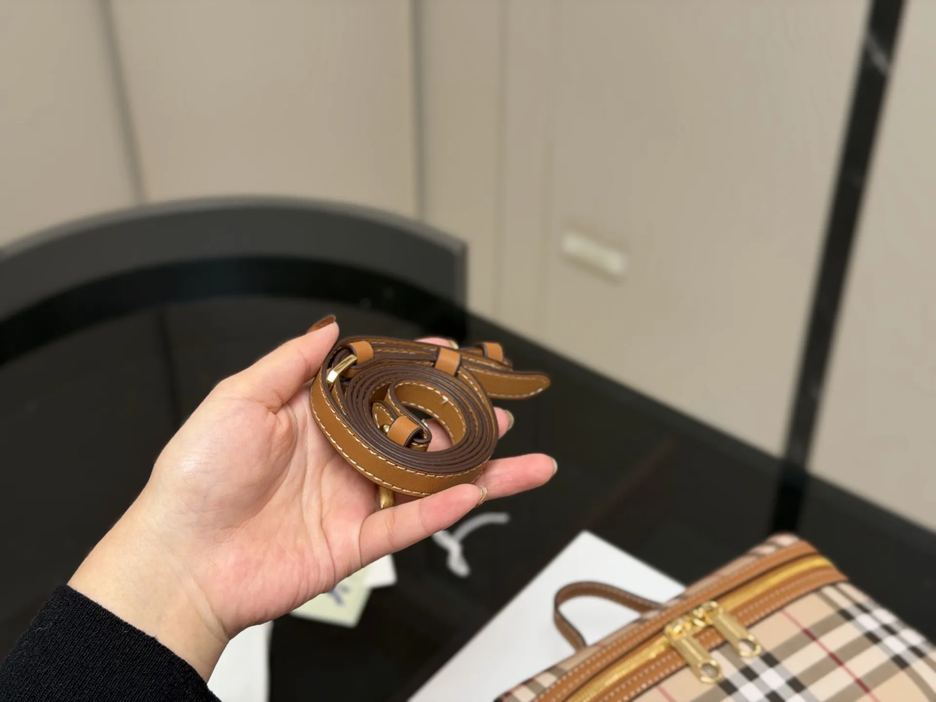 &yen;170 配盒 size：19.13 巴宝莉 LP小盒子包 性价比超高的一只格纹小盒子 真的好可爱呀 可甜可盐太可爱啦！ 可以手拿可以肩背长度刚刚好