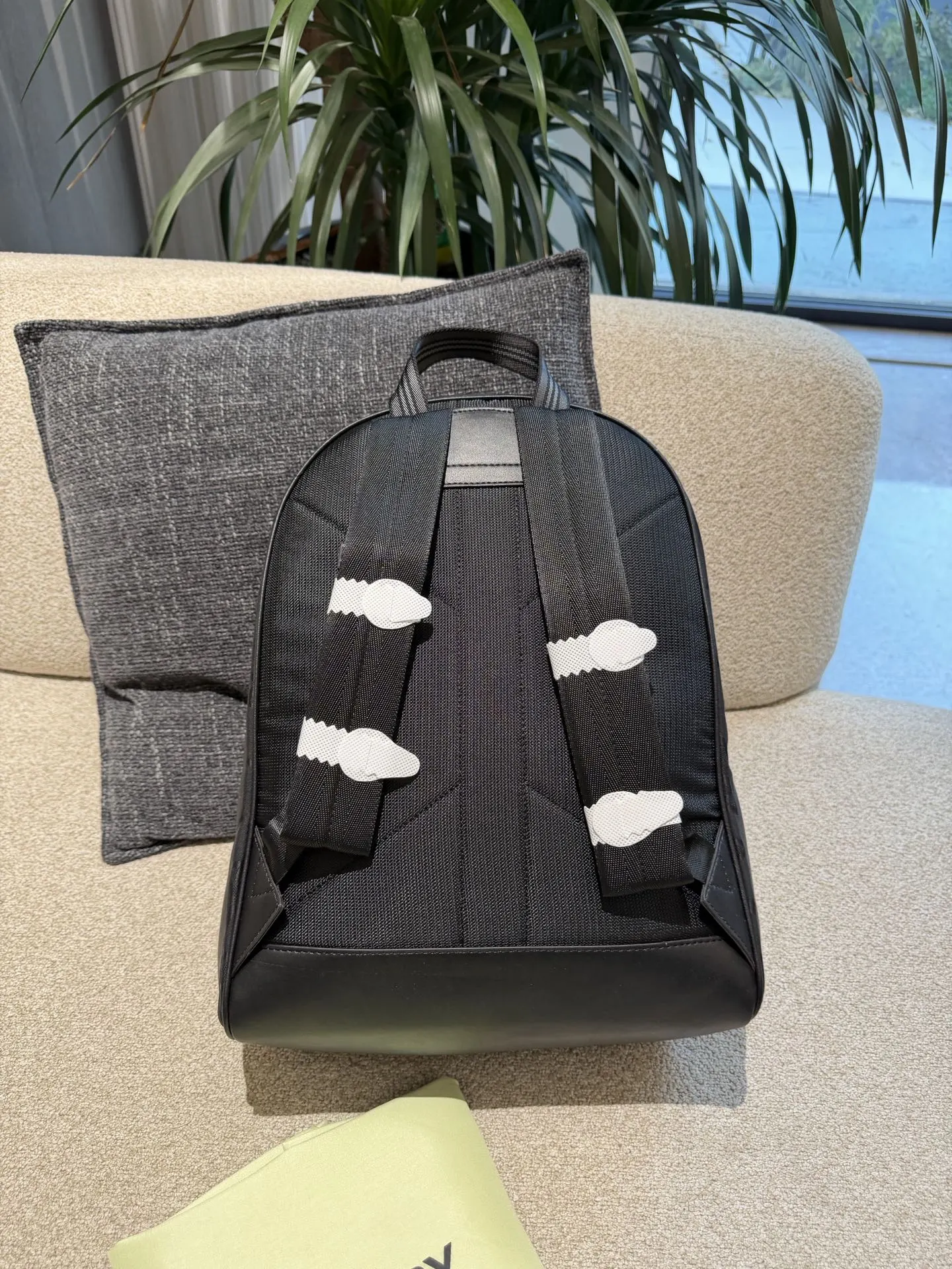 p220 Burberry TB标识尼龙双肩包 Burberry TB标识尼龙双肩包，黑色尼龙材质+经典TB提花，低调又有辨识度+。包身自重轻，容量大，通勤、短途旅行都超实用!内部隔层丰富，能装下电脑、文件等日常物品，外部拉链口袋方便收纳小物。尼龙材质耐用易清洁，还很环保。男女都能背，简约百搭，实用又时髦，是出行必备好物!32&times;40