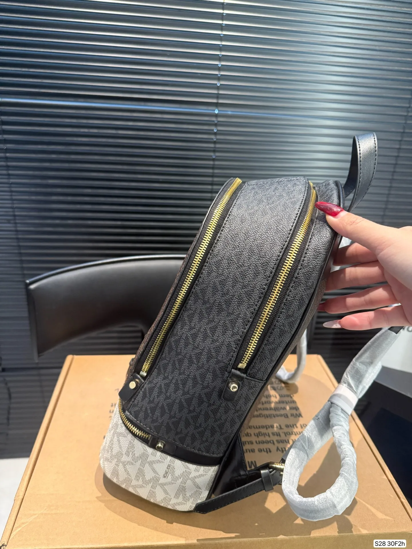 P190 配盒子MK双肩包... 夏天、冬天都能背上它！ 是不是性价比超级高？ 我们需要脱掉高跟鞋 换上运动鞋和双肩包， 给自己一日的轻盈。 尺寸25 31 货号30F2 ​