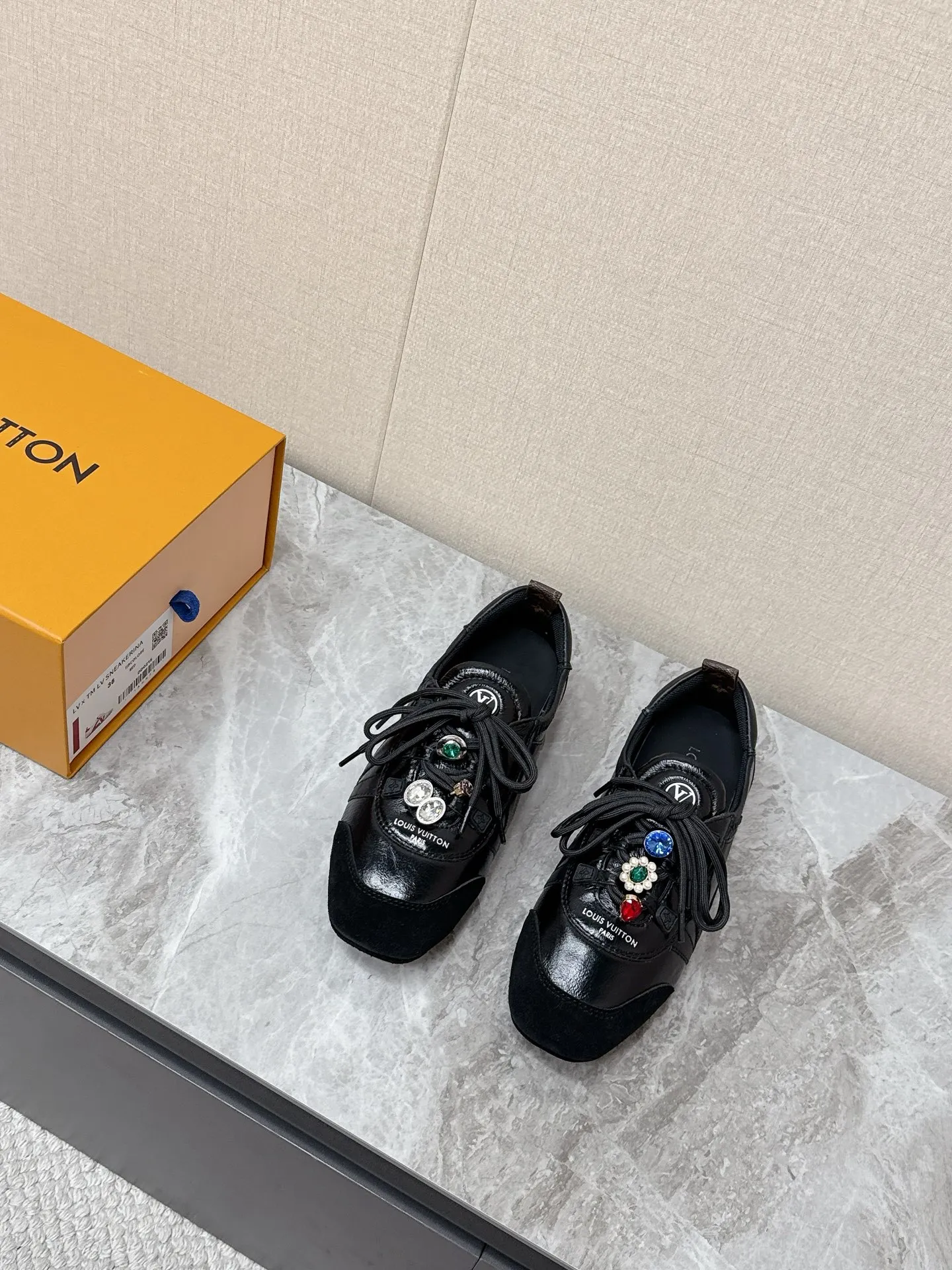 💰320 Louis Vuitton路易威登驴牌春夏Sneakerina系列 芭蕾运动鞋 德训鞋 平底鞋 原版三对购入开发完美复刻Sneakerina 芭蕾风运动鞋以丝滑绒面牛皮革塑造流畅线条 兼具芭蕾舞鞋的轻盈构型和运动鞋的舒适质感。侧面 LV 标识和Monogram 帆布后袢带丰富细节，Sacchetto 工艺和 TPU 外底升级轻柔穿着体验 底厚：1.5CM 面料: 原版定制进口头层牛皮 内里：原版定制透气网里鞋底：原版开模注塑TPU材质Size: 35-42（41 42定制）