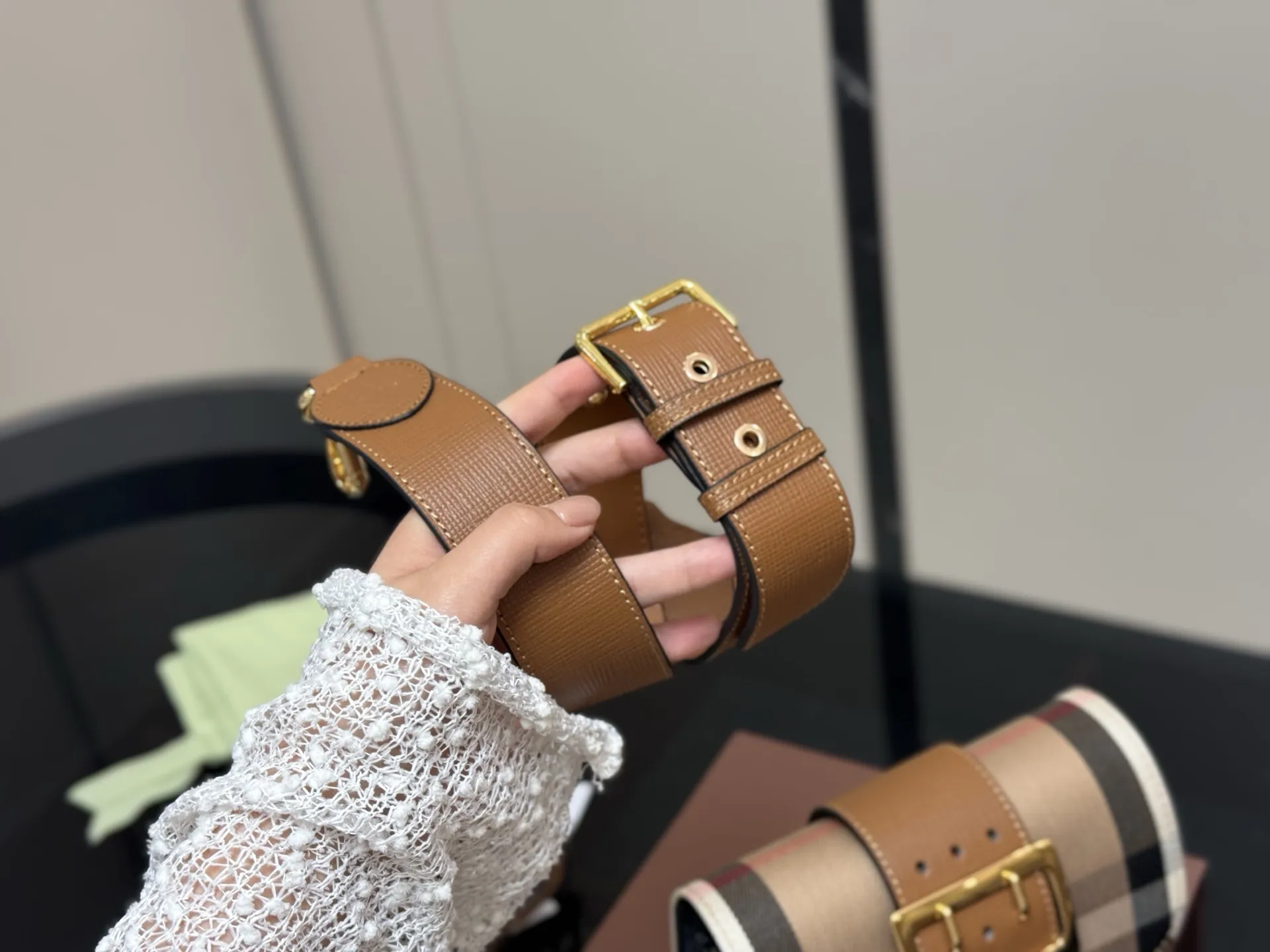 ¥170 配盒 尺寸:19.5*10*8cm 💜BURBERRY💯 巴宝莉 原单货 搭配双肩带 ⚠️一宽一细 臻选考究的马勒牛皮配原厂帆布精制而成 超级讲究哦!!!