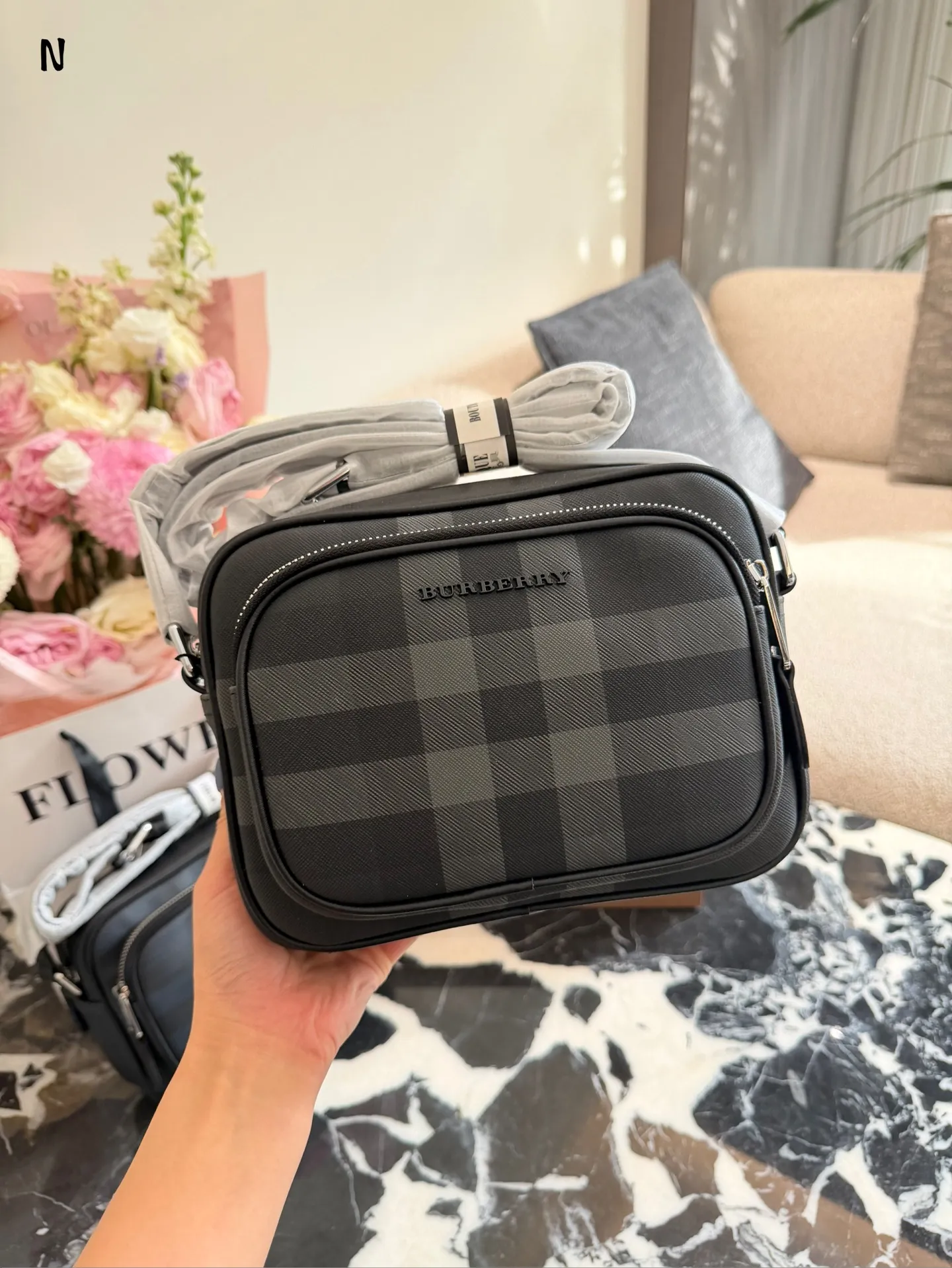 Burberry格纹相机包p190 品Burberry格纹相机包，经典深桦木棕+黑色皮革，英伦风满满!尺寸约20&times;17肩带可调节，单肩斜挎都OK，日常通勤或休闲出街都很适合t+。内部空间合理,手机钱包轻松收纳，实用又时髦。格纹设计辨识度超高,低调又有质感，是男士穿搭加分项，四季都能用，送礼也很有品味节。