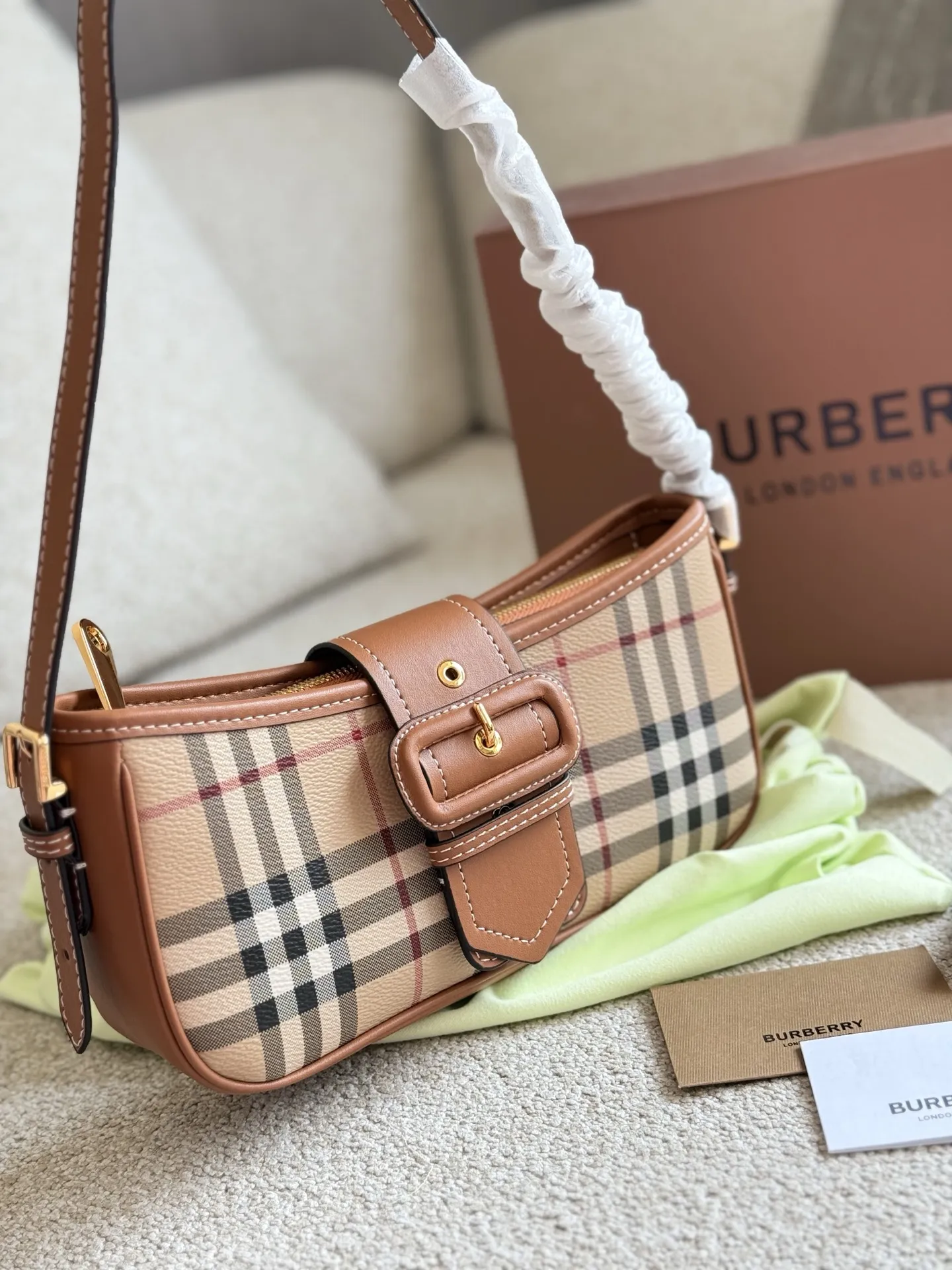 p155 你的夏日必备包款|BURBERRY 采用BURBERRY品牌典藏格纹，将复古的英伦风展现得淋漓尽致，不同的包型可以打造不同的风格体验感25cm