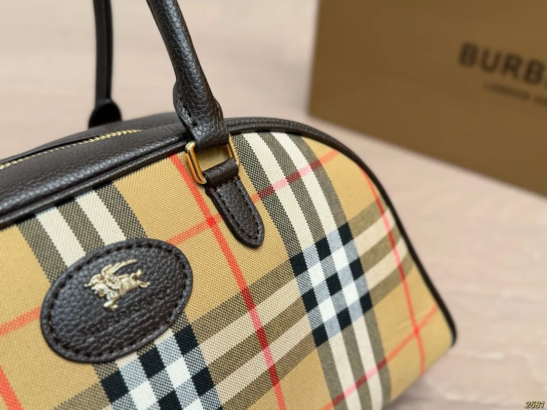 &yen;150 巴宝莉Burberry 保龄球包手提包 时髦典雅直接封神 值得入手 尺寸33 17