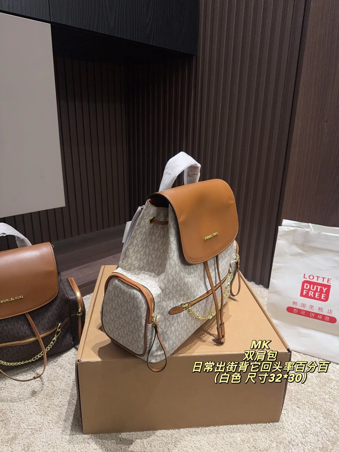 P200配飞机盒⚠️尺寸30*32 MK 双肩包 质感很高级 容量超级大也很耐用 日常出街背它回头率百分百 就是这种随性慵懒感