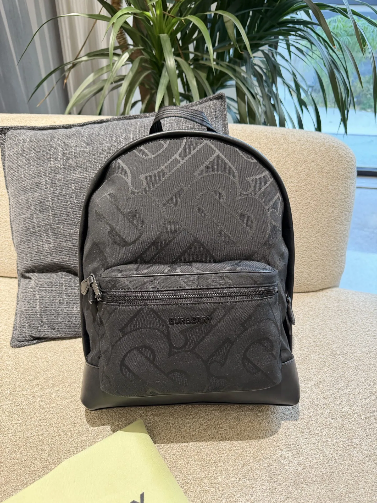 p220 Burberry TB标识尼龙双肩包 Burberry TB标识尼龙双肩包,黑色尼龙材质+经典TB提花,低调又有辨识度+。包身自重轻,容量大,通勤、短途旅行都超实用!内部隔层丰富,能装下电脑、文件等日常物品,外部拉链口袋方便收纳小物。尼龙材质耐用易清洁,还很环保。男女都能背,简约百搭,实用又时髦,是出行必备好物!32×40