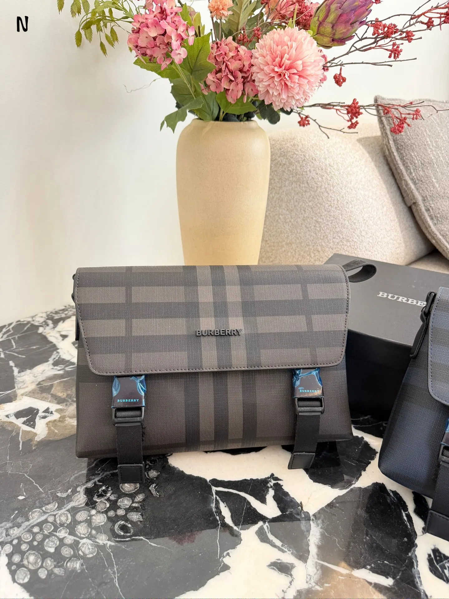 p170 Burberry炭灰格纹信使包 Burberry这款炭灰格纹信使包， 采用经典格纹帆布+小 牛皮饰边，低调又高级。29x8.5x17.5cm约29x8.5x17.5cm， 内部空间合理，通勤日常都很OK!可调节肩带，单肩斜挎随心切换，实用又有型+。英伦风满满，男女都能轻松驾驭，休闲或商务穿搭都超百搭!