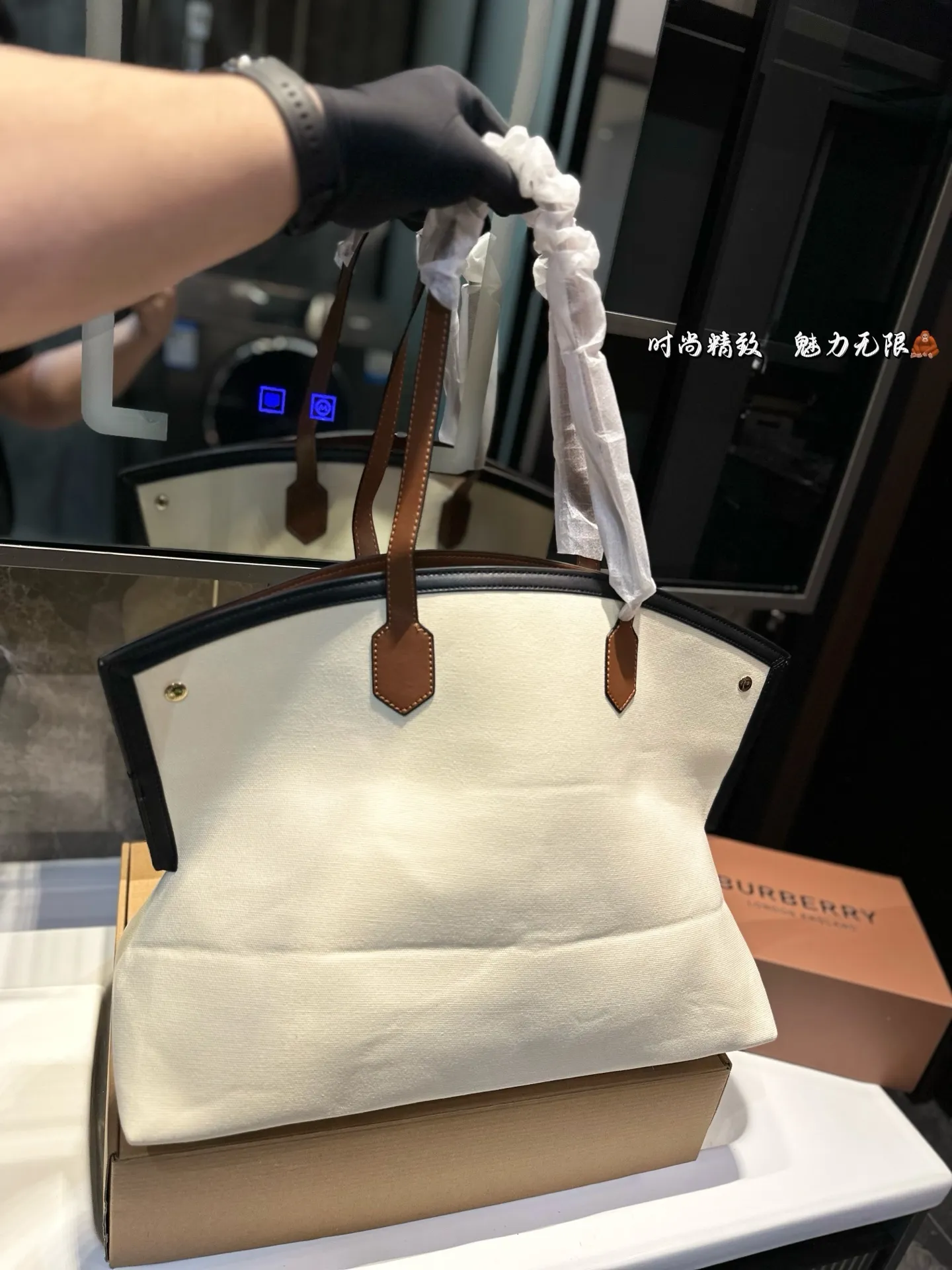 ❤️p160❤️ Burberry 2020SS托特包!!购物袋 推 荐给大家 巴宝莉大家好.推荐给大家是2020SS走秀款非常实用和百搭.相对很多托特包来说.这个款满轻便又耐用的一款! 太喜欢这个款式啦 推荐自留 尺寸 45 33