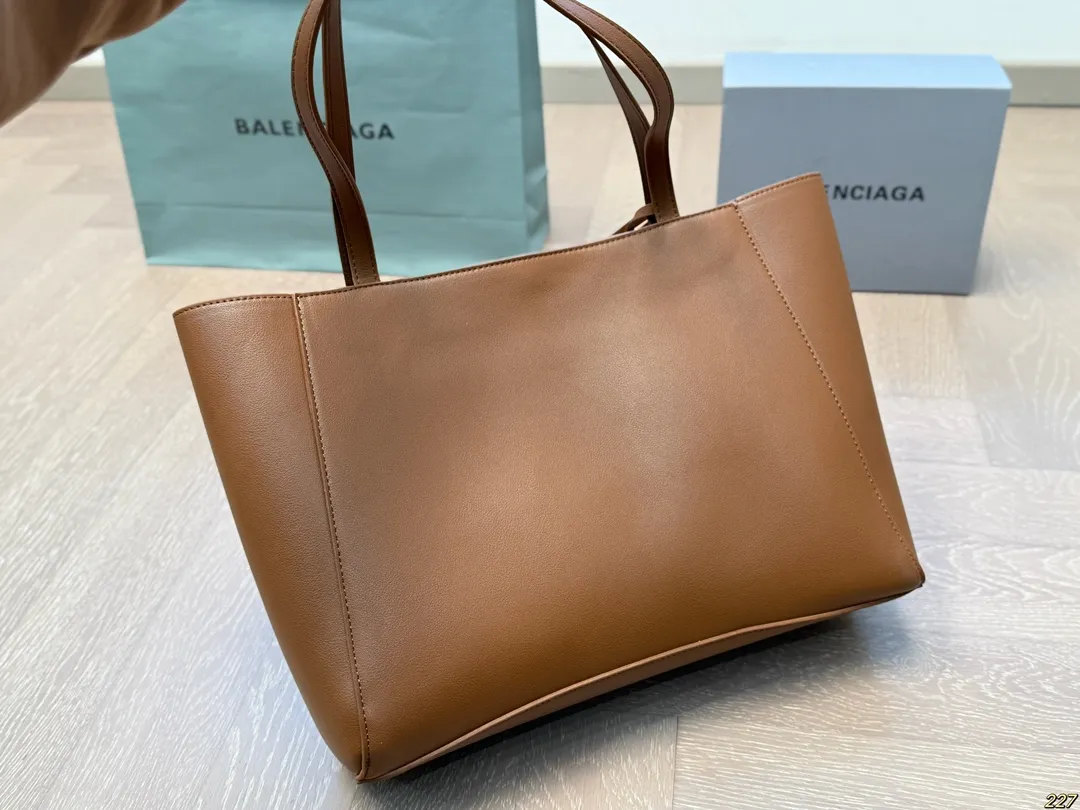 ¥140/¥135 BALENCIAGA巴黎世家 Hampton Carry All托特包❤️ 低调有质感,独特的艺术气息 标志性logo 辨识度超高~ 设计简单新颖。相当有质感✔️ 空间超大 质感超好很厚实但又不失柔软‼️ 尺寸36 27/24 26