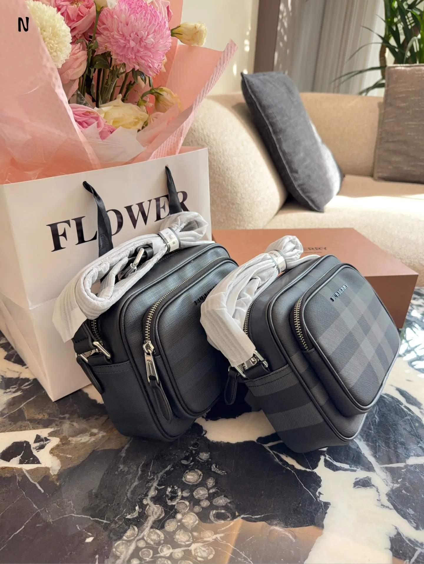 Burberry格纹相机包p190 品Burberry格纹相机包,经典深桦木棕+黑色皮革,英伦风满满!尺寸约20×17肩带可调节,单肩斜挎都OK,日常通勤或休闲出街都很适合t+。内部空间合理,手机钱包轻松收纳,实用又时髦。格纹设计辨识度超高,低调又有质感,是男士穿搭加分项,四季都能用,送礼也很有品味节。