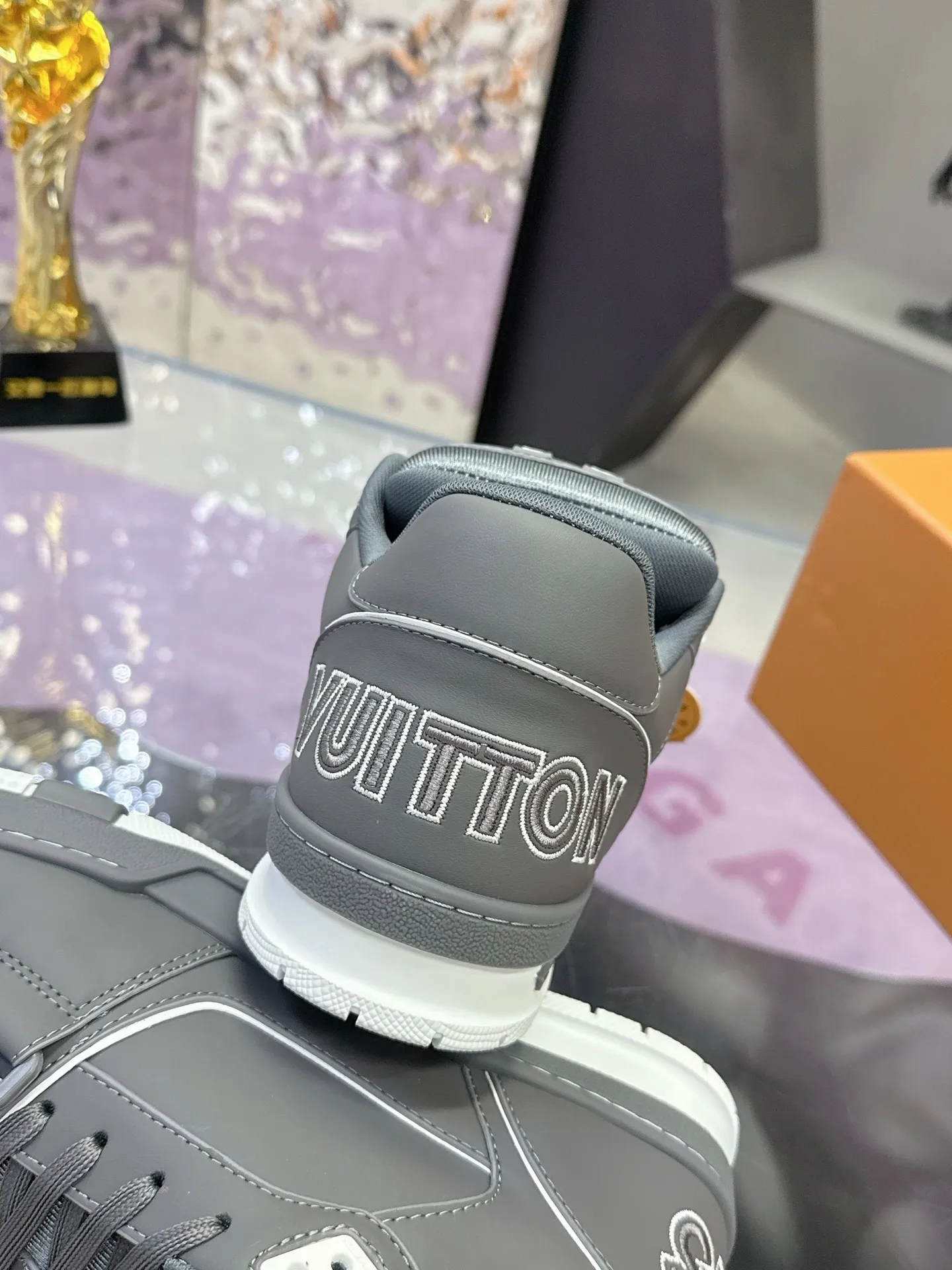 工厂价:350💰 顶级版本LV新款魔术贴 情侣款 LV 路易威登L家 Trainer 25开春/新款 休闲 运动鞋 滑板鞋 LV Trainer 运动鞋的灵感源自复古篮球鞋,代表 Virgil Abloh 的标志性设计理念 展现复古篮球运动鞋的当代演绎。粒面牛皮革 后者与当季成衣系列设计遥相呼应。Monogram 花卉点缀橡胶外底,LV 字母标注鞋舌。 ✔️面料: 原版定制头层牛皮 ✔️内里: 原版定制透气网里 ✔️大底: 双色TPU组合大底 ✔️底厚: 3CM ✔️Size: 35-45