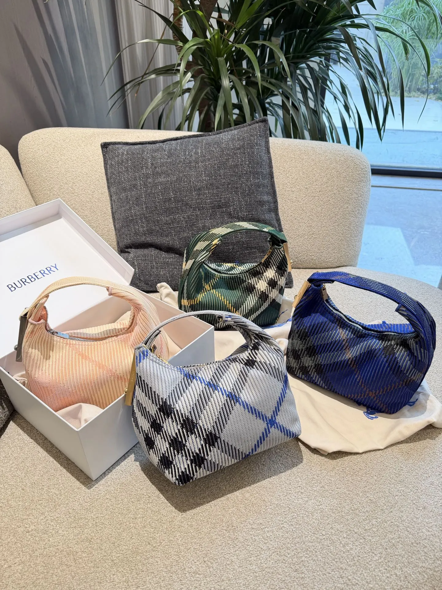 p215 Burberry粉色Peg腋下包 Burberry粉色Peg腋下包,采用柔软编织材质,触感温暖轻盈,春夏穿搭超适合!包身简约,经典格纹+蜜桃粉,清新优雅又百搭+。23x10.5x21.5cm约23x10.5x21.5cm,容量适中,通勤休闲都能hold住。双提手设计,手提肩背都OK,实用又时髦。Peg系列是Burberry经典款,时尚圈超受欢迎,春夏裙装或休闲装都能轻松搭配,日常出街必备!