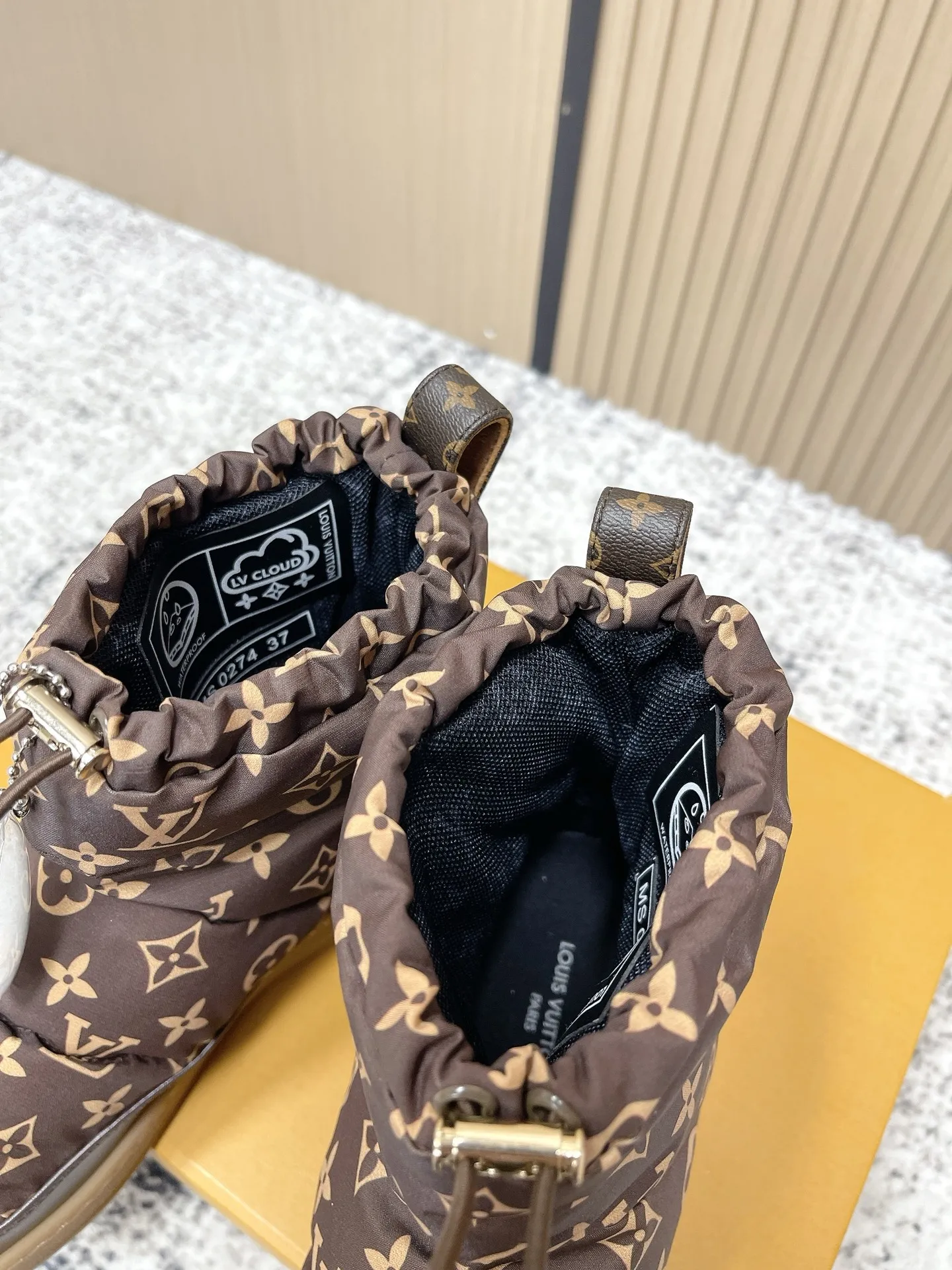 顶级版本：💰320 LV 路易威登 L家 驴牌 老花 厚底 羽绒 雪地靴 本款 LV Cloud 系带高帮运动鞋以舒适羊毛皮及经典 Monogram 帆布构筑舒暖瞩目构型，为 LV Ski 系列再添潮流一员，可在雪道运动与城市街头间无缝切换。交叉鞋带点缀亮泽孔眼，橡胶外底抒写路易威登标识 ▪️ 面料：原版定制进口防水布 ▪️ 内里：原版进口保暖BK布里 ▪️ 鞋底：原版开模防滑橡胶大底 ▪️ 底厚：3CM ▪️ Size: 35-39（40定做）