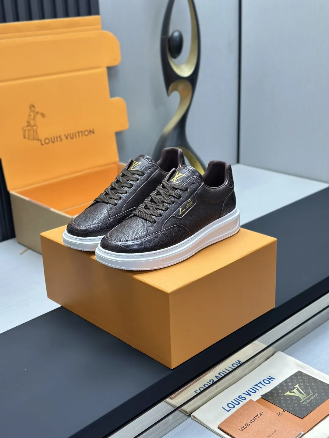 工厂直销¥350💰顶级版本全套包装❗️莞产高端货源LV 路易威登 驴牌 L家 BEVERLY HILLS系列 丹宁牛仔布 休闲 运动鞋 本款 Beverly Hills 运动鞋以 Monogram 丹宁布和粒面牛皮革重返新季,搭配厚实而轻盈的橡胶外底,为潮流设计融入舒适体验。鞋带四周勾勒皮革饰边,手写体路易威登标识压印其上 配送专柜精美包装🛍📦 ▪️面料: 原版定制头层牛皮+牛仔布 ▪️内里: 原版定制透气网里 ▪️大底: 原版开模发泡材质 ▪️底厚: 4CM ▪️Size: 男款39-45(4647定做