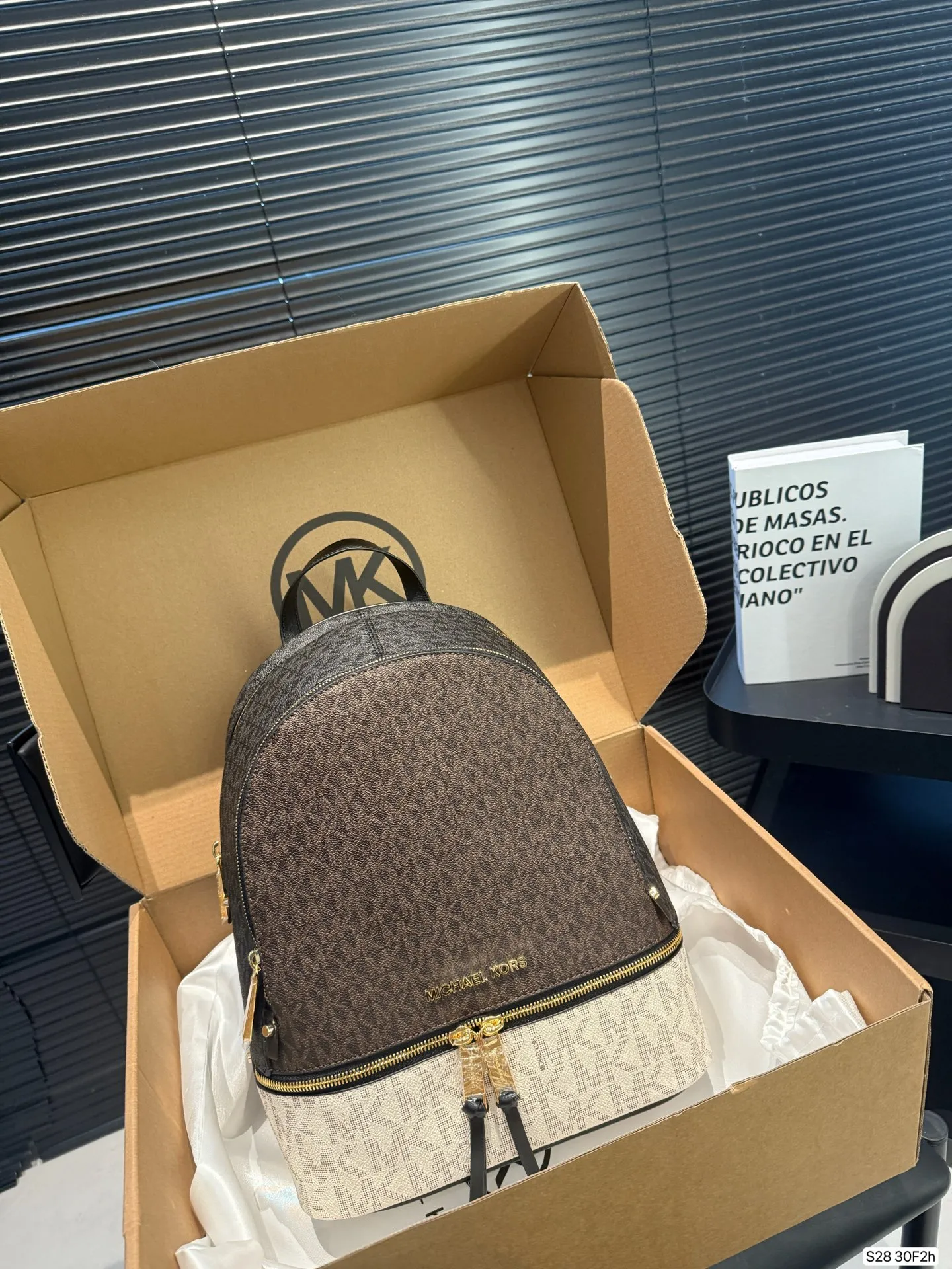 P190 配盒子MK双肩包... 夏天、冬天都能背上它! 是不是性价比超级高? 我们需要脱掉高跟鞋 换上运动鞋和双肩包, 给自己一日的轻盈。 尺寸25 31 货号30F2 