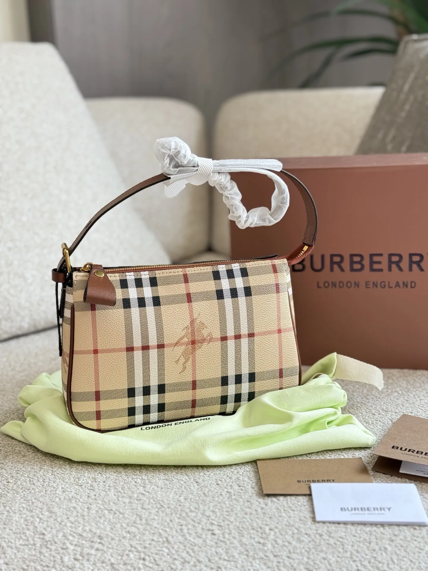 p100 burberry|舍 不得扒出来的宝藏包包新入的burberry麻将包~ 老花麻将包很实用皮质柔软!日日非常的百搭复古高级感 背出去逛街被问了好多次o把这个宝藏包包分享给姐妹们~记得捂紧自己的口袋9哟