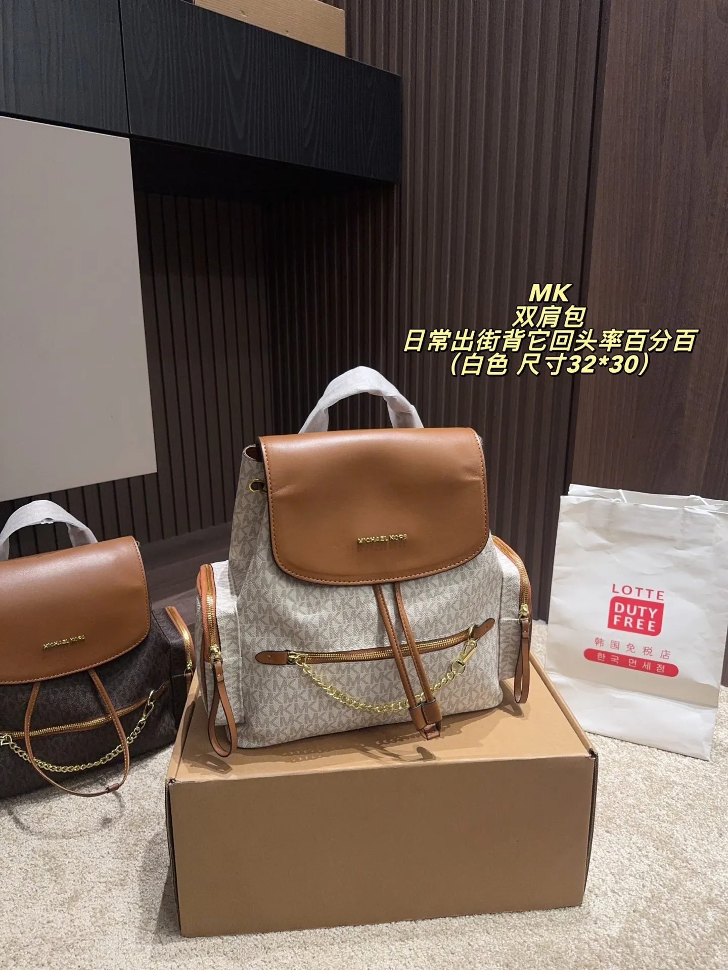 P200配飞机盒⚠️尺寸30*32 MK 双肩包 质感很高级 容量超级大也很耐用 日常出街背它回头率百分百 就是这种随性慵懒感