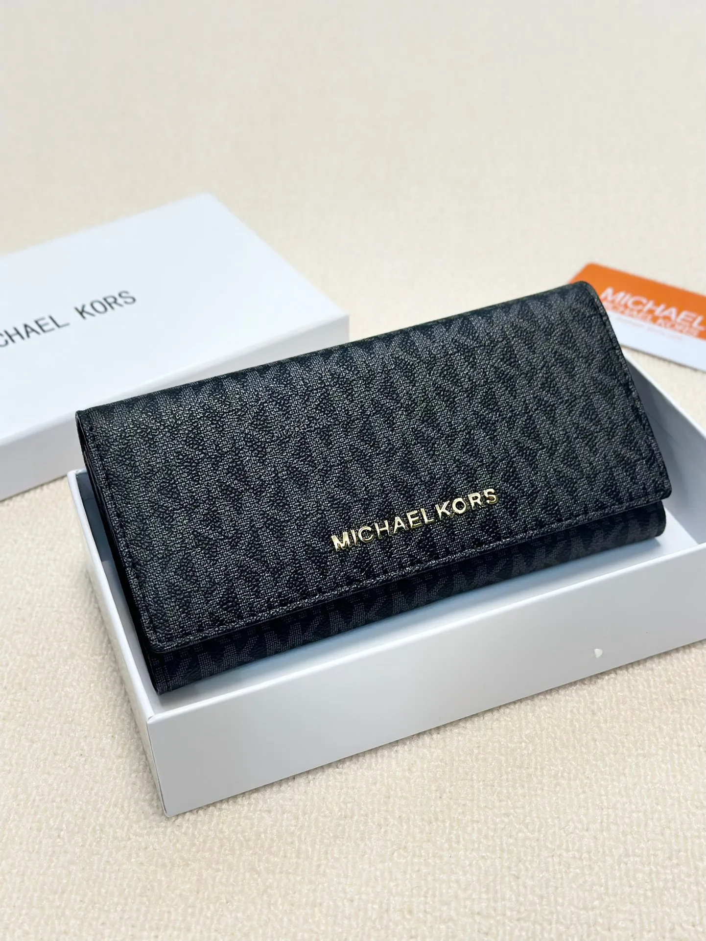 P95🎀🎀颜色 黑 咖🎀尺寸 19x10🎀MK✨优质牛皮🐂手感一流👏时尚设计💋潮版百搭,简约大方,经典永不过时💍长款钱包