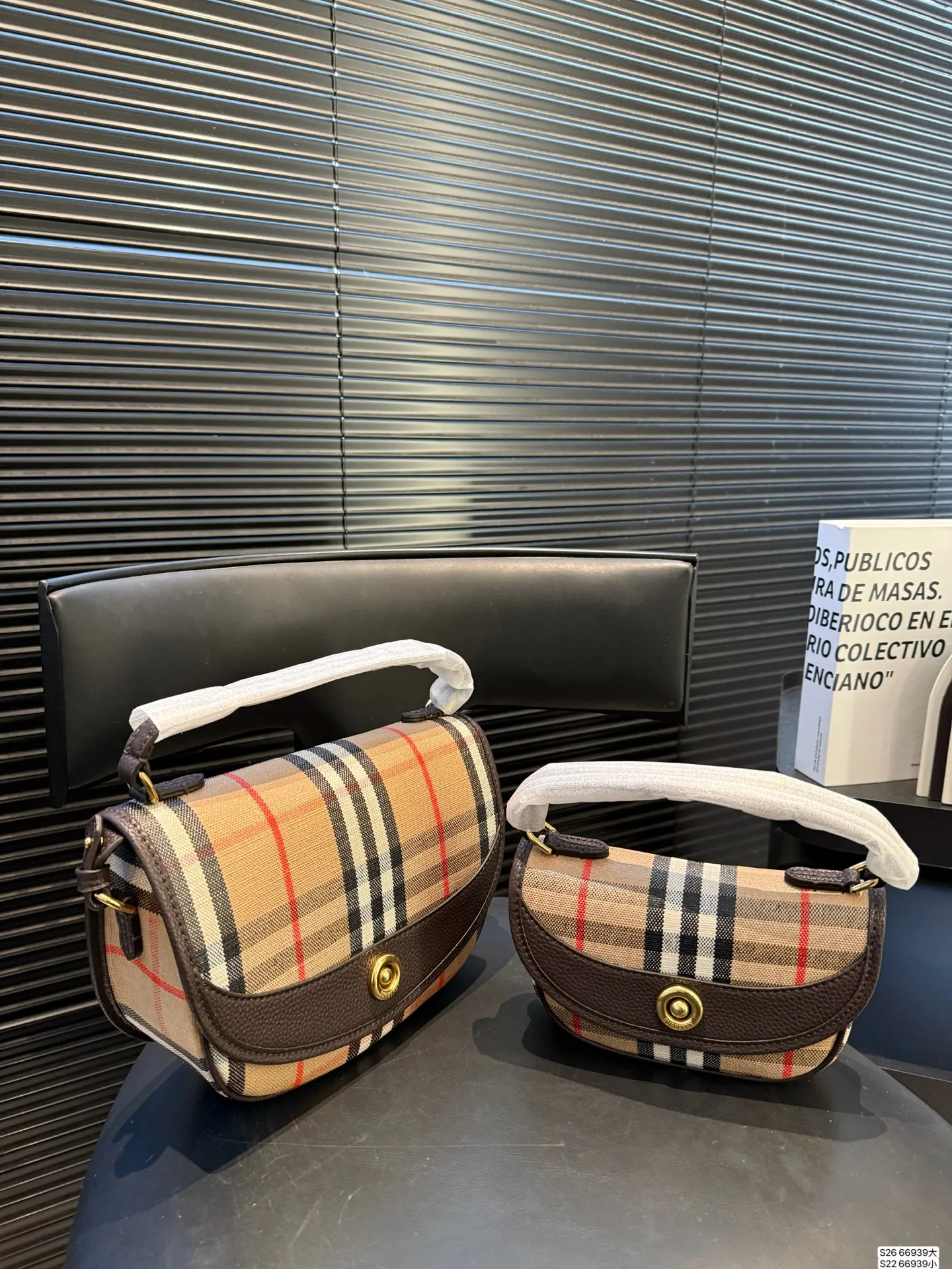 大号P180 小号P160 配折叠盒 当经典格纹，邂逅浓郁秋色 高级感秋日公式，Burberry就够了 尺寸大号24 17 小号19.5 12 货号66939