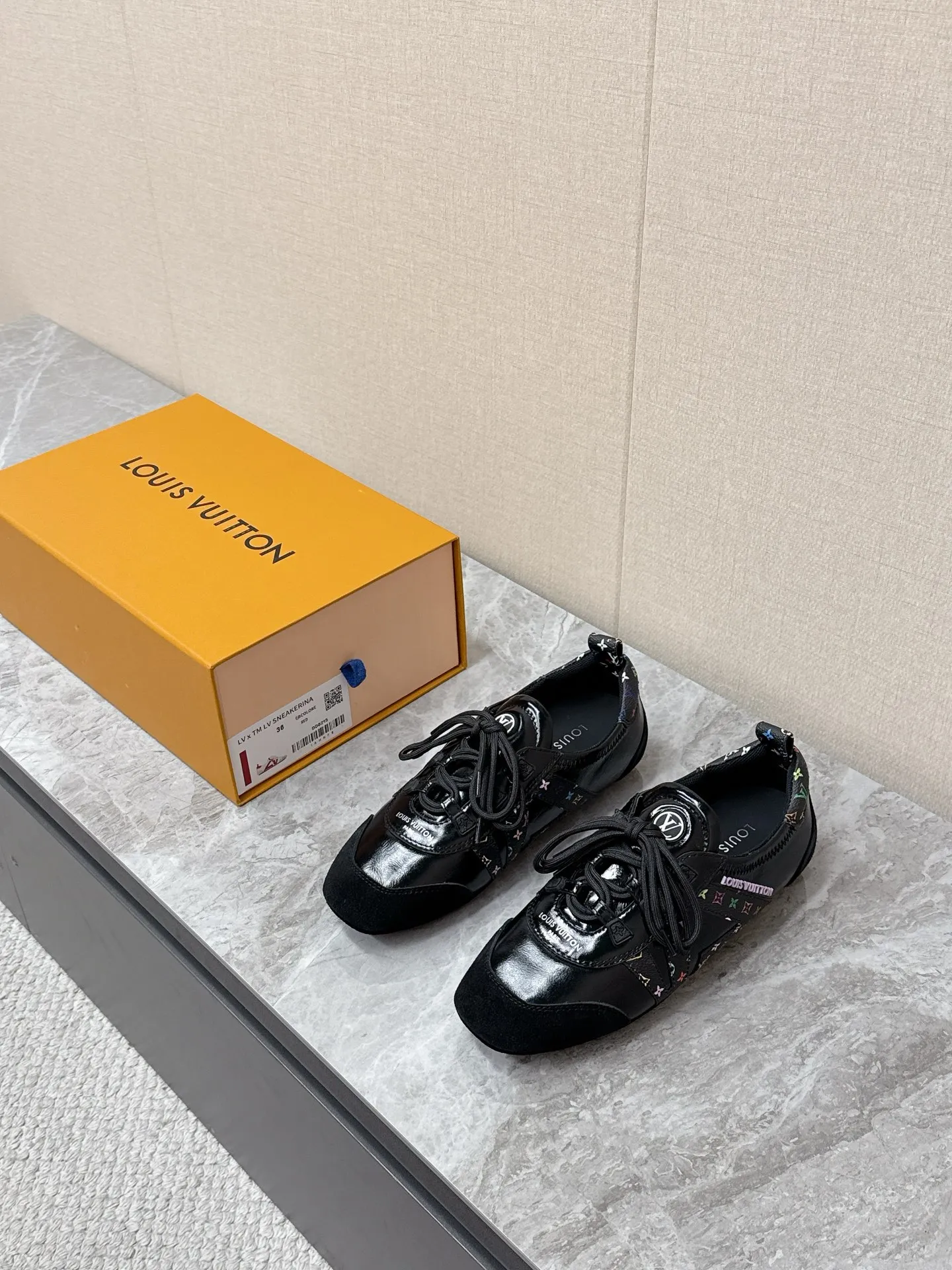 💰300 Louis Vuitton路易威登驴牌春夏Sneakerina系列 芭蕾运动鞋 德训鞋 平底鞋 原版三对购入开发完美复刻Sneakerina 芭蕾风运动鞋以丝滑绒面牛皮革塑造流畅线条 兼具芭蕾舞鞋的轻盈构型和运动鞋的舒适质感。侧面 LV 标识和Monogram 帆布后袢带丰富细节,Sacchetto 工艺和 TPU 外底升级轻柔穿着体验 底厚:1.5CM 面料: 原版定制进口头层牛皮 内里:原版定制透气网里鞋底:原版开模注塑TPU材质Size: 35-42(41 42定制)