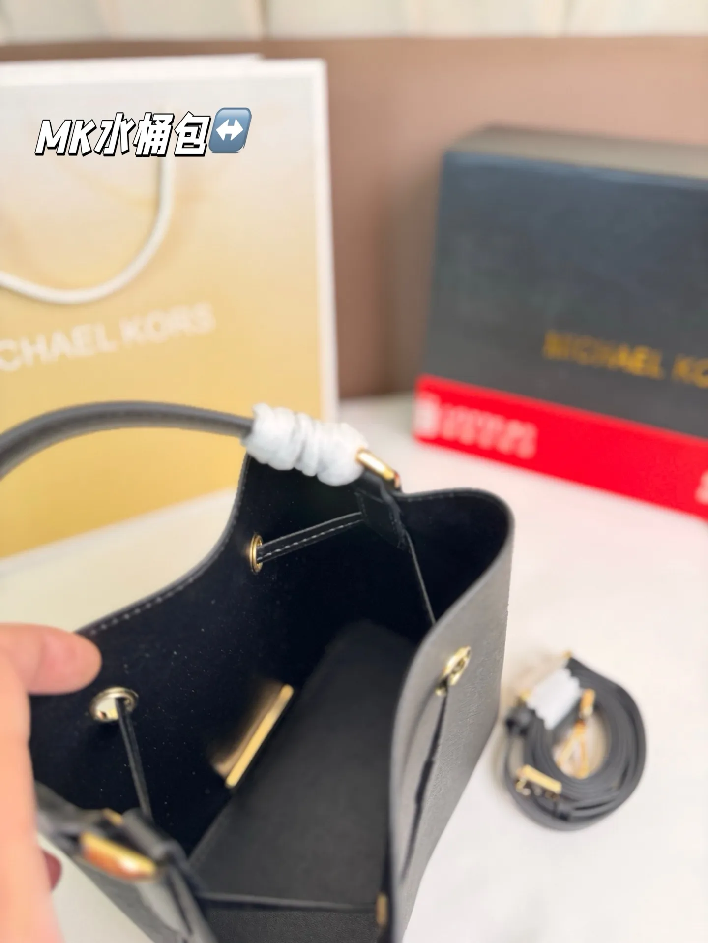 P135 配折叠盒子 mk水桶 时尚炸街 商务稳重 通通拿捏。一年四季都能打Mercer系列一直注重通勤实用!尺寸 17*19