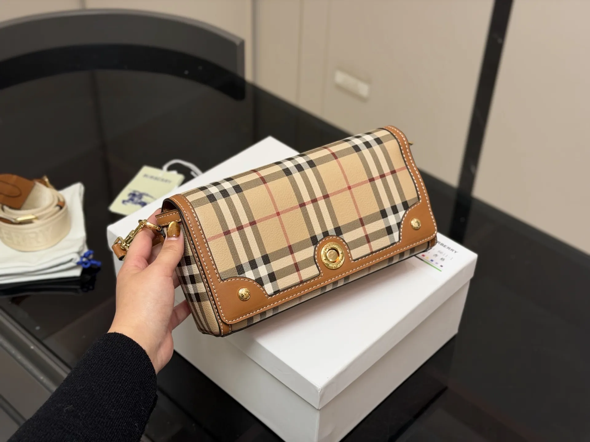 &yen;170 配盒 size：24*13cm 巴宝莉帆布邮差包！ 自带vintage气质。 橄榄绿看起来更有质感，更特别。