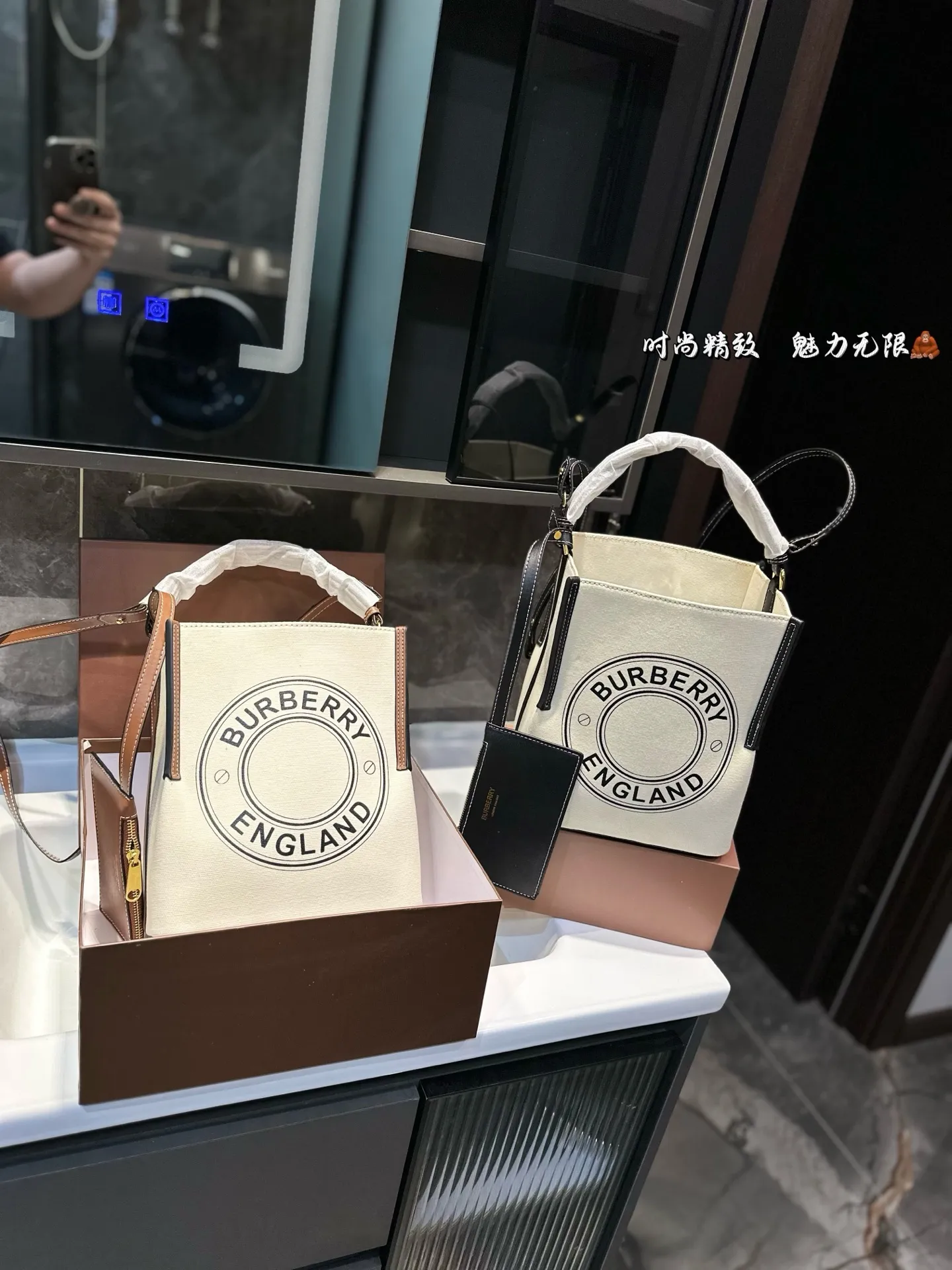 ❤️p130❤️ Burberry越来越文艺了 很久没有巴宝莉有这样心动的感觉了之前也只见过官宣照片 实物到手才发现比想象中的还要美简直一见钟情自从 Riardo tisci加入Burberry 以来搞了好多大事件!启 用新logo 开创新monogram打造全新包款 今年春夏毫不张扬低调上线的帆布系列包包 简直就是偷心多少人感叹因为这几款帆布包 也变成了不敢随便进的店新款的帆布水桶包不仅好看 造型和其他帆布包也不太一样特别的样式自带vintage气质帆布面料比全皮的看起来更有质感更特别自带文艺小清新的气息 上身搭配也是超乎想象的显气质 尺寸21*25.5cm