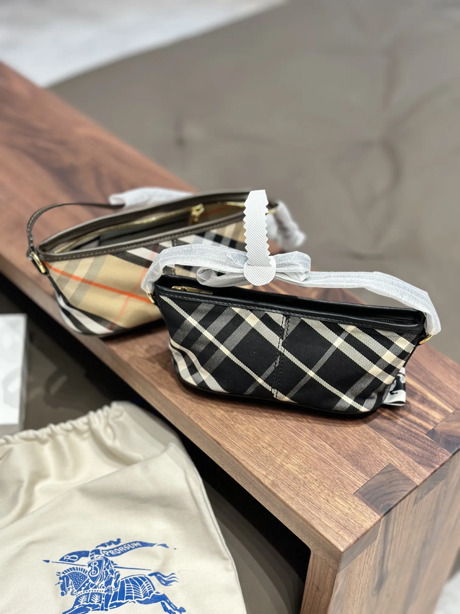 p130 Burberry女士mini腋下包新款格纹提花 Burberry女士mini腋下包新款格纹提花，代购5800,Hobo包是一款热门]的时尚单品，设计较为简约，线条流畅，呈现出一种随性、休闲的风格，可以容纳日常所需的物品，如手机、钱包、口红等。格纹的颜色和图案较为经典，容易与各种服装搭配，无论是休闲装还是正式装都能搭配出不错的效果20cm