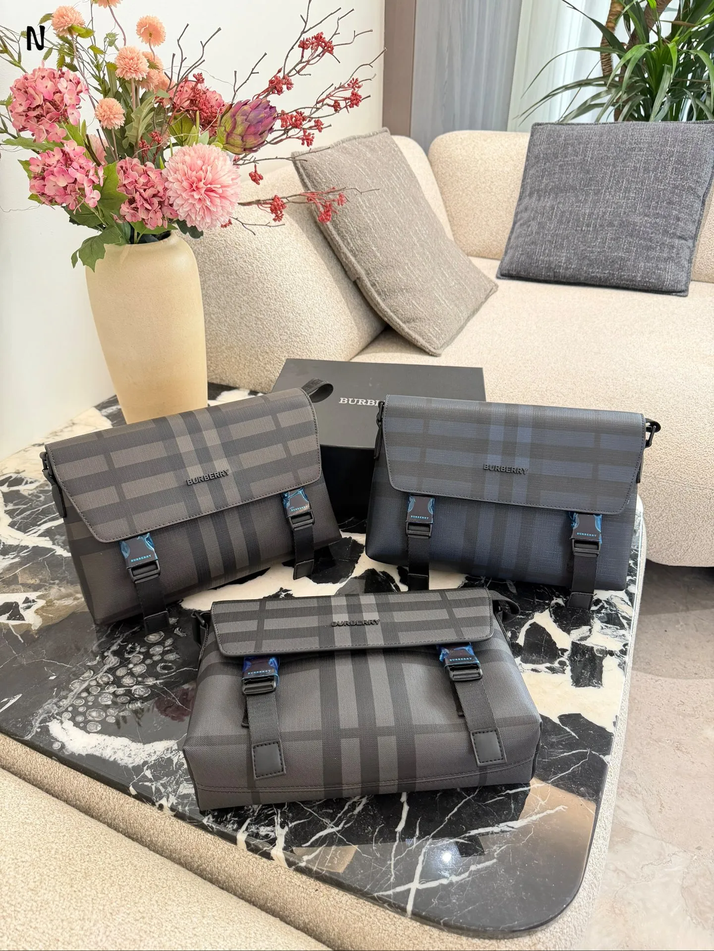 p170 Burberry炭灰格纹信使包 Burberry这款炭灰格纹信使包， 采用经典格纹帆布+小 牛皮饰边，低调又高级。29x8.5x17.5cm约29x8.5x17.5cm， 内部空间合理，通勤日常都很OK!可调节肩带，单肩斜挎随心切换，实用又有型+。英伦风满满，男女都能轻松驾驭，休闲或商务穿搭都超百搭!