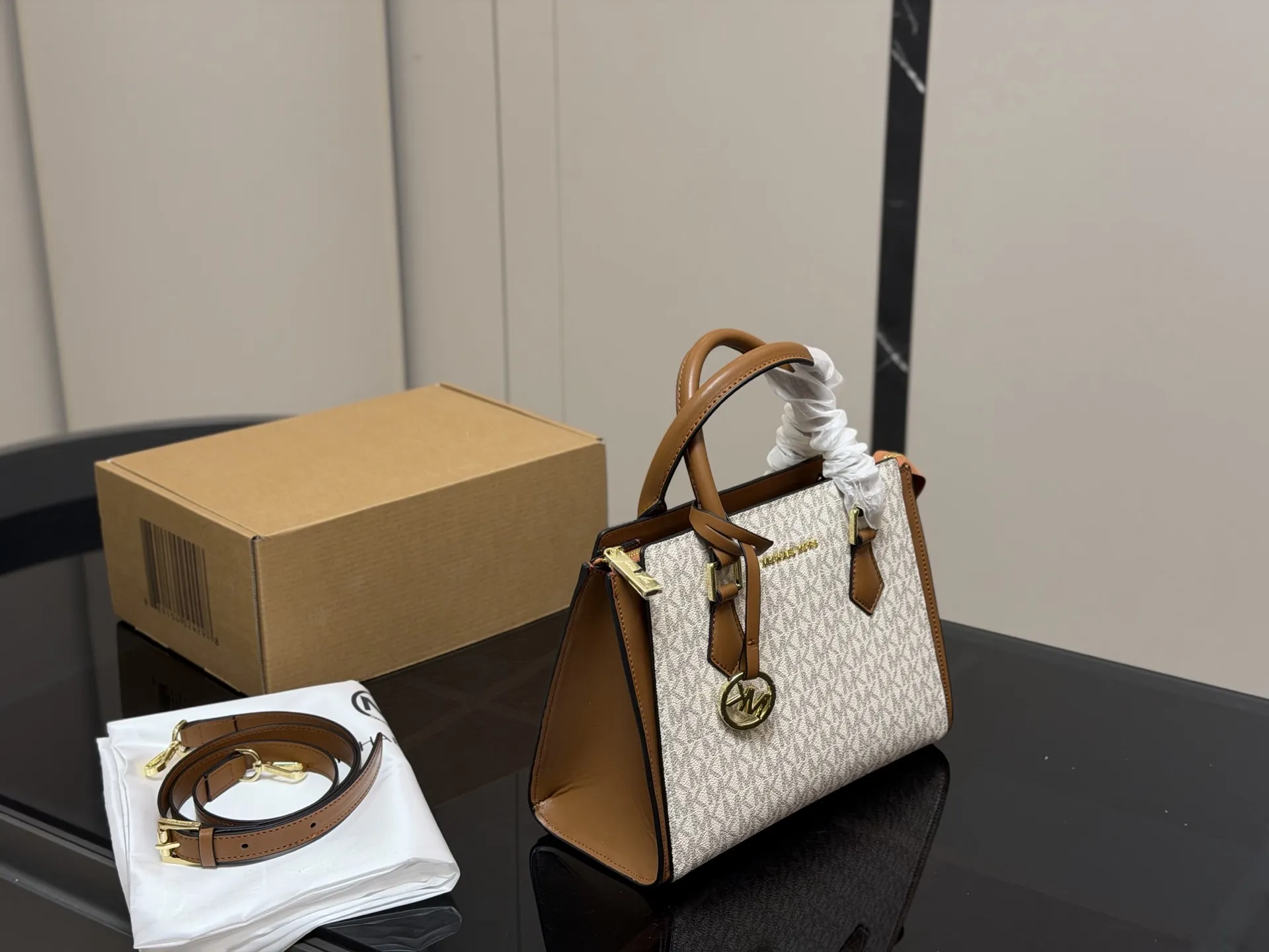 ¥170 配盒 size:26*20cm mk 新品 你会发现它越看越好看! 实用型 容量大