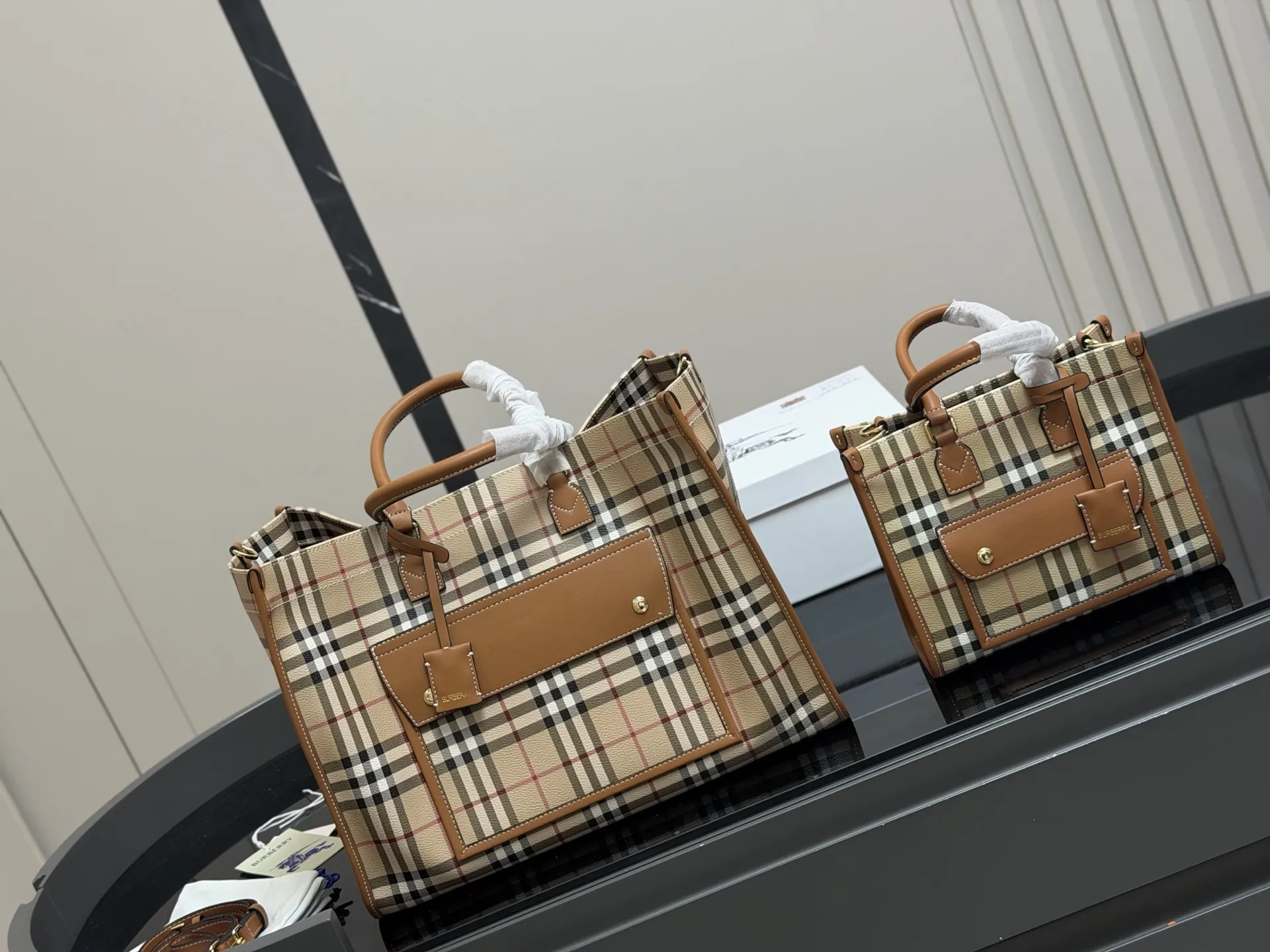 ¥210 ¥180 size: 38.28cm 23.20cm 巴宝莉Freya 帆布tote(托特) 方方正正的外形自带一股复古学院气息! 真的好爱粉色 夏天小托特的不二选择!