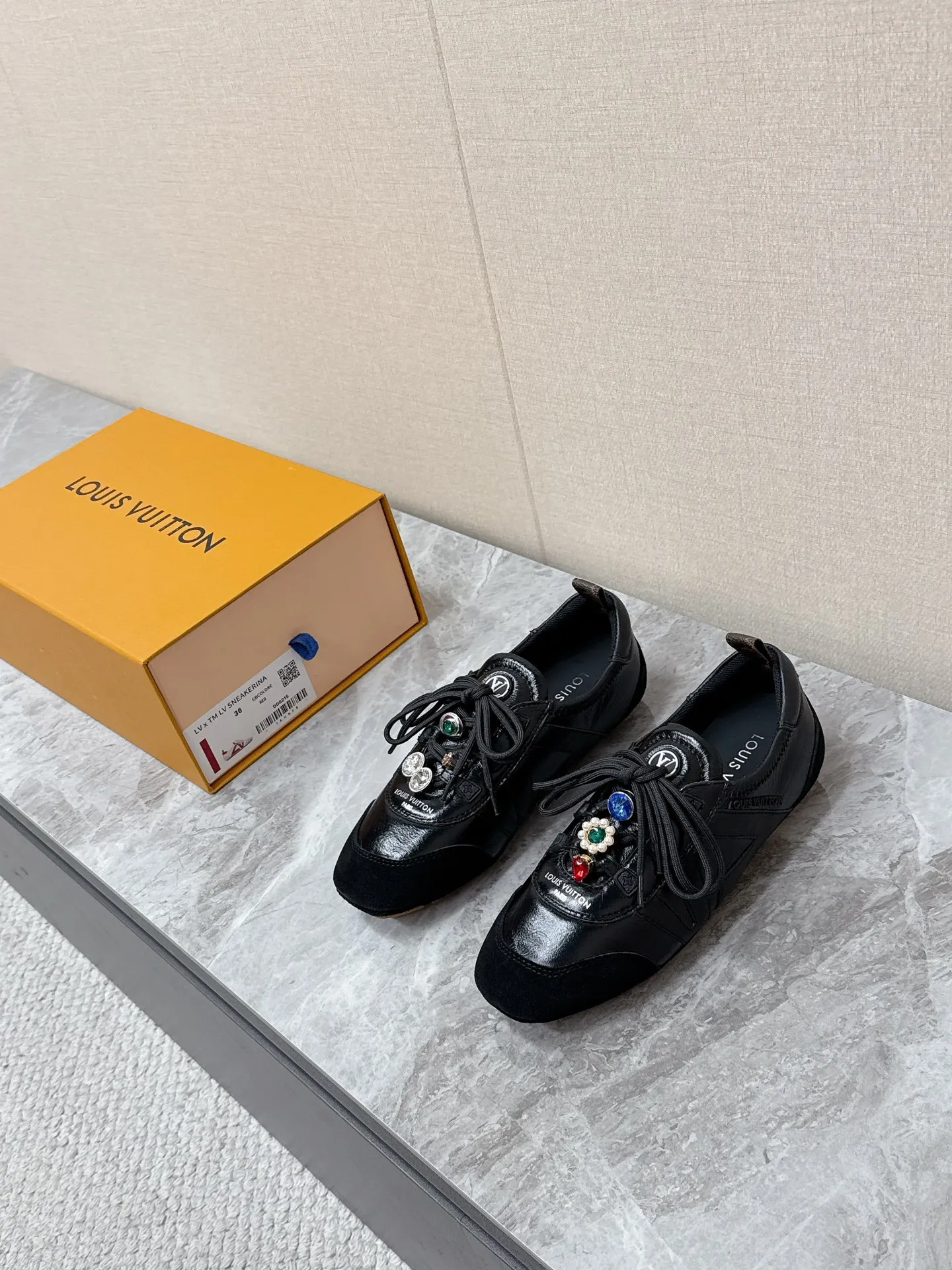 💰320 Louis Vuitton路易威登驴牌春夏Sneakerina系列 芭蕾运动鞋 德训鞋 平底鞋 原版三对购入开发完美复刻Sneakerina 芭蕾风运动鞋以丝滑绒面牛皮革塑造流畅线条 兼具芭蕾舞鞋的轻盈构型和运动鞋的舒适质感。侧面 LV 标识和Monogram 帆布后袢带丰富细节,Sacchetto 工艺和 TPU 外底升级轻柔穿着体验 底厚:1.5CM 面料: 原版定制进口头层牛皮 内里:原版定制透气网里鞋底:原版开模注塑TPU材质Size: 35-42(41 42定制)