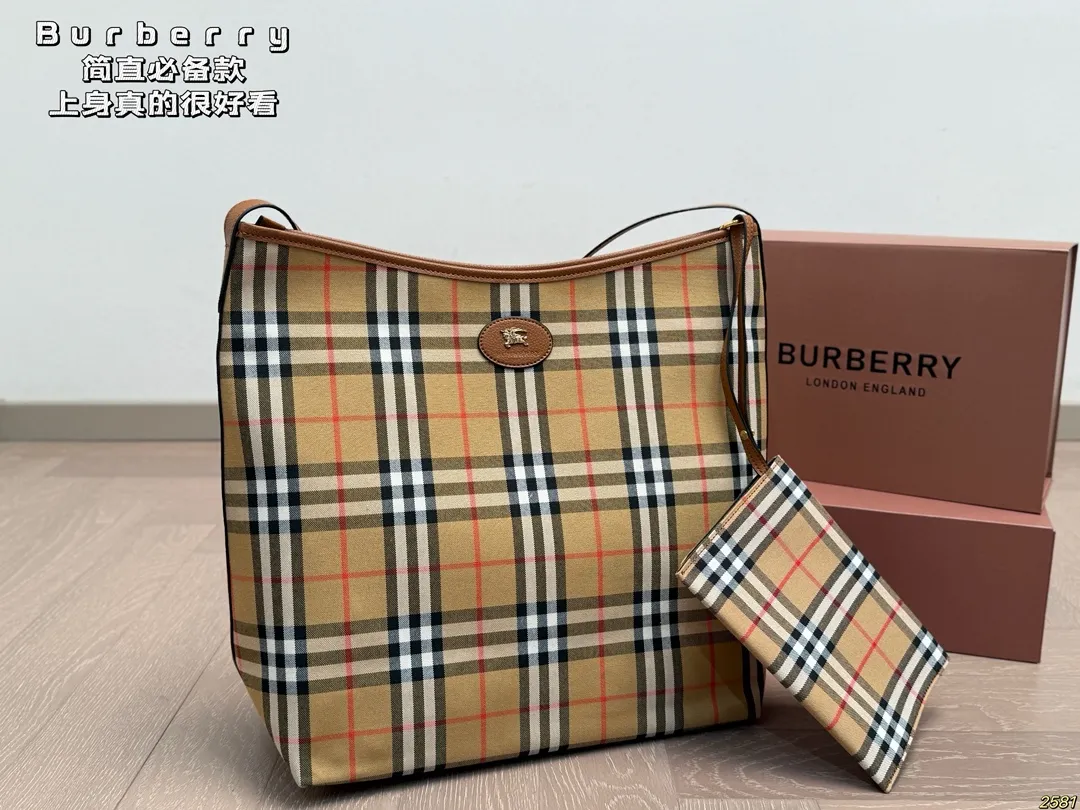 &yen;150 Burberry 巴宝莉👜 简直必备款 上身真的很好看 经典气质款 日常出行 容量很大 尺寸33 35