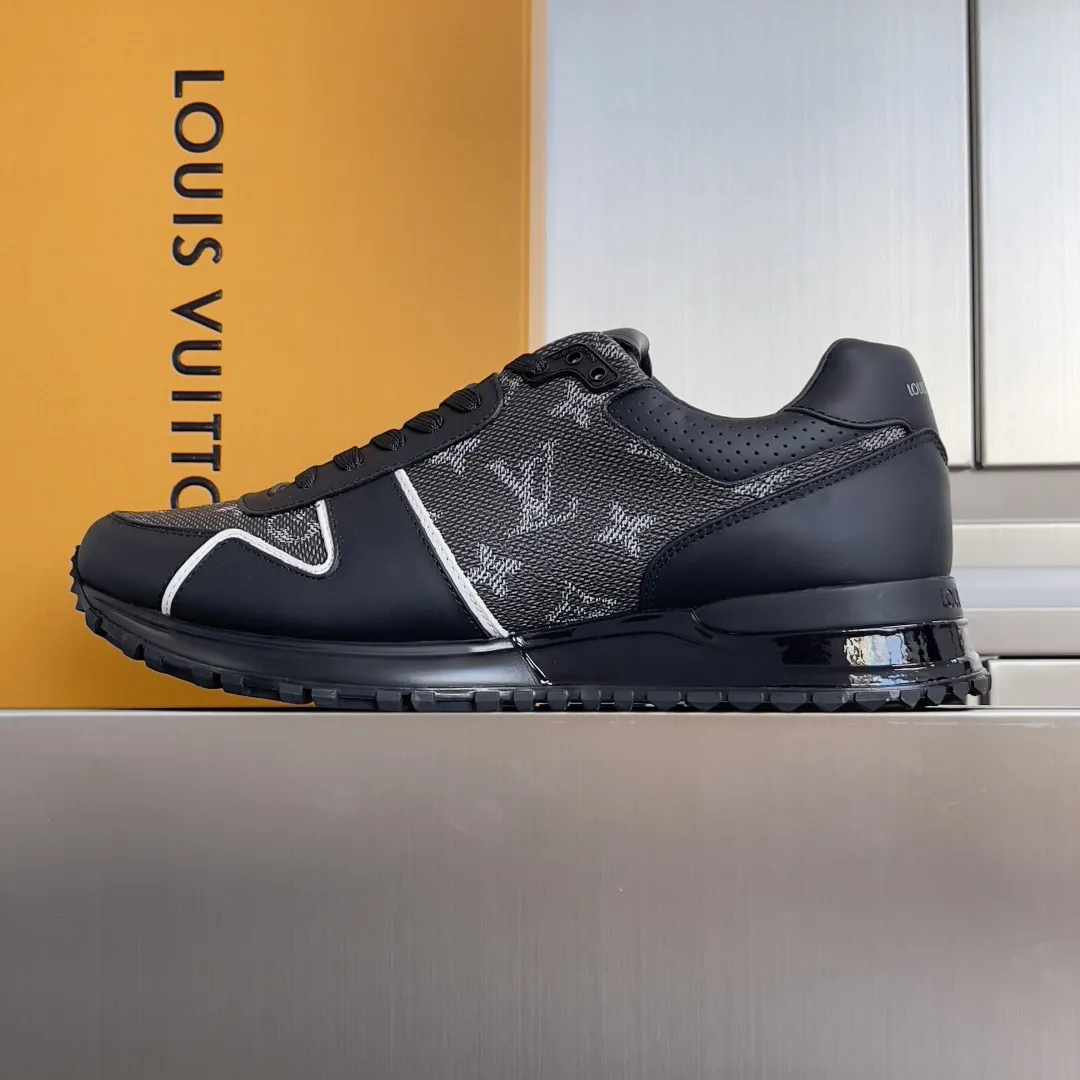 顶级版本:男款390💰 LV 路易威登 驴牌L家 经典Run Away系列 休闲 运动鞋 老爹鞋 原版购入开发 做货 本款 Run Away 运动鞋融汇品牌经典 Monogram 压纹粒面牛皮革和 Epi 牛皮革,以坡跟橡胶外底诠释跑鞋灵感。LV 字母和路易威登巴黎标识分别点缀鞋舌和后部 配送专柜精美包装🛍📦 ▪️ 面料:原版定制进口头层牛皮 ▪️ 内里:原版定制羊皮+透气网里 ▪️ 鞋底:原版开模防滑TPU材质 ▪️ 底厚:4CM ▪️ Size: 男款39-46