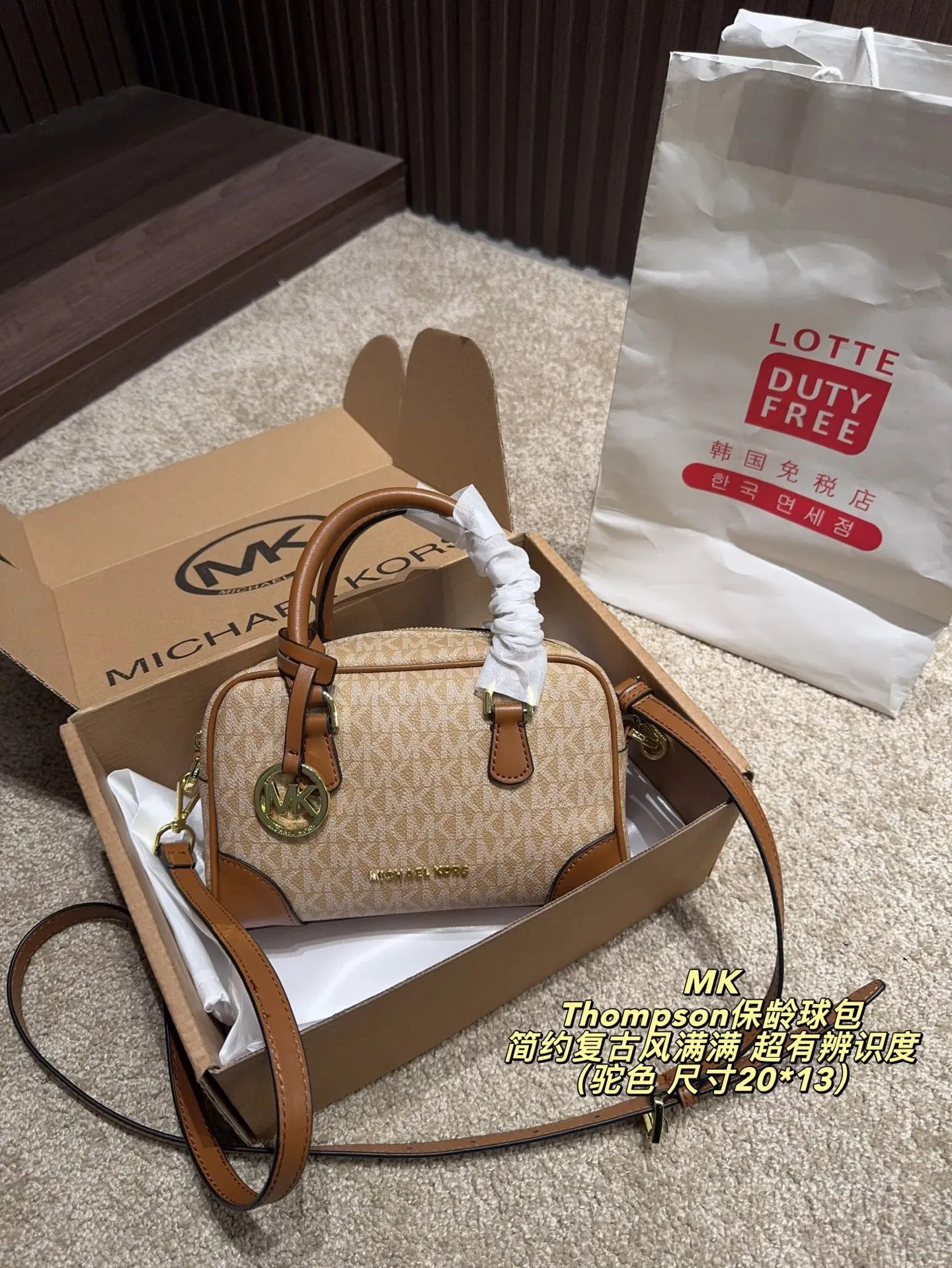 P160配飞机盒⚠️尺寸20*13 MK Thompson保龄球包 经典老花帆布＋棕色皮革拼接，简约复古风满满！日常通勤、出街都超实用，手机、钱包、钥匙轻松装下。肩带可调节，手提、斜挎随心切换，百搭又灵活。正面MK金属吊牌超有辨识度，时尚感拉满，是MK家超火的热门款