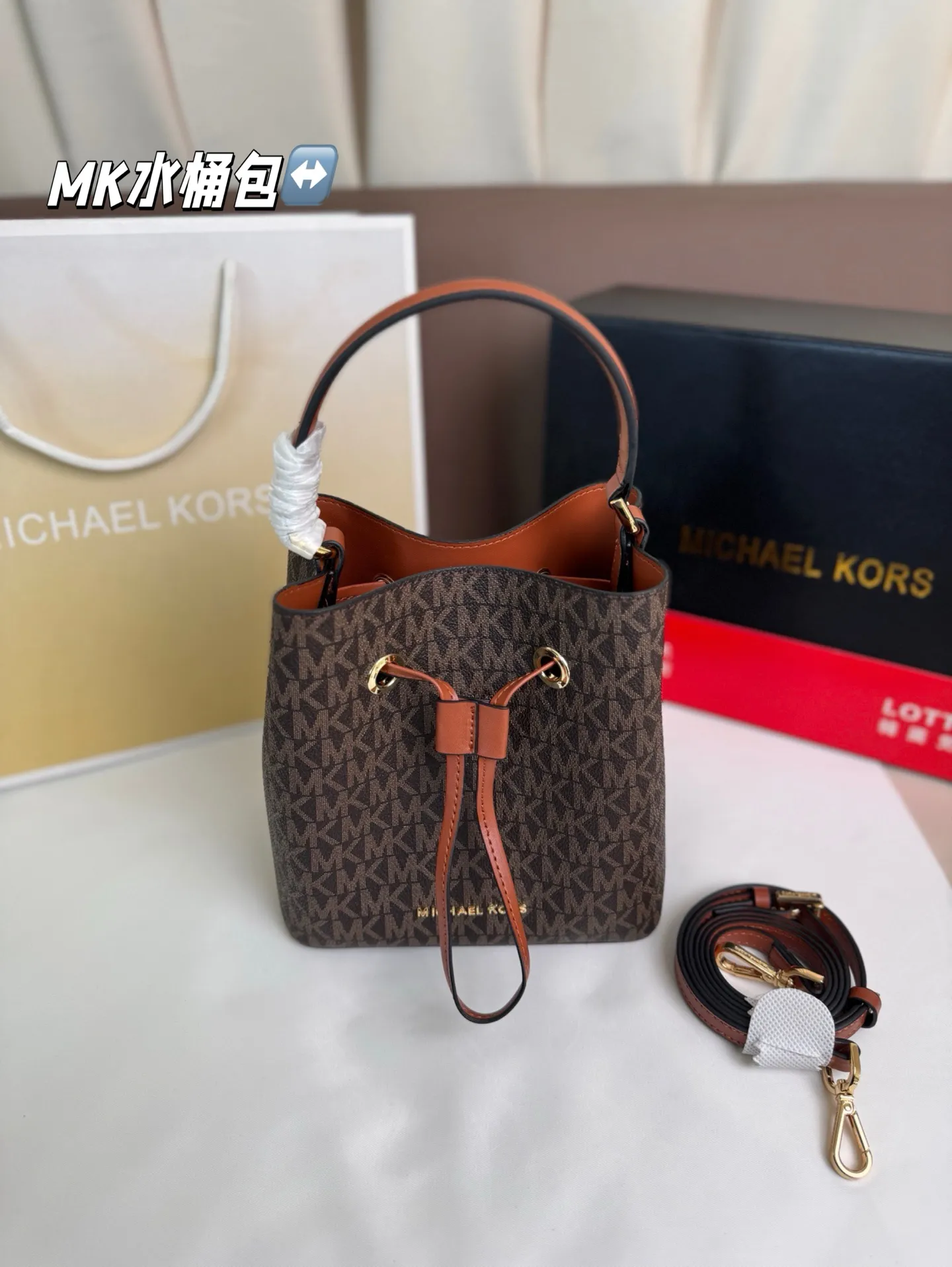 P135 配折叠盒子 mk水桶 时尚炸街 商务稳重 通通拿捏。一年四季都能打Mercer系列一直注重通勤实用!尺寸 17*19