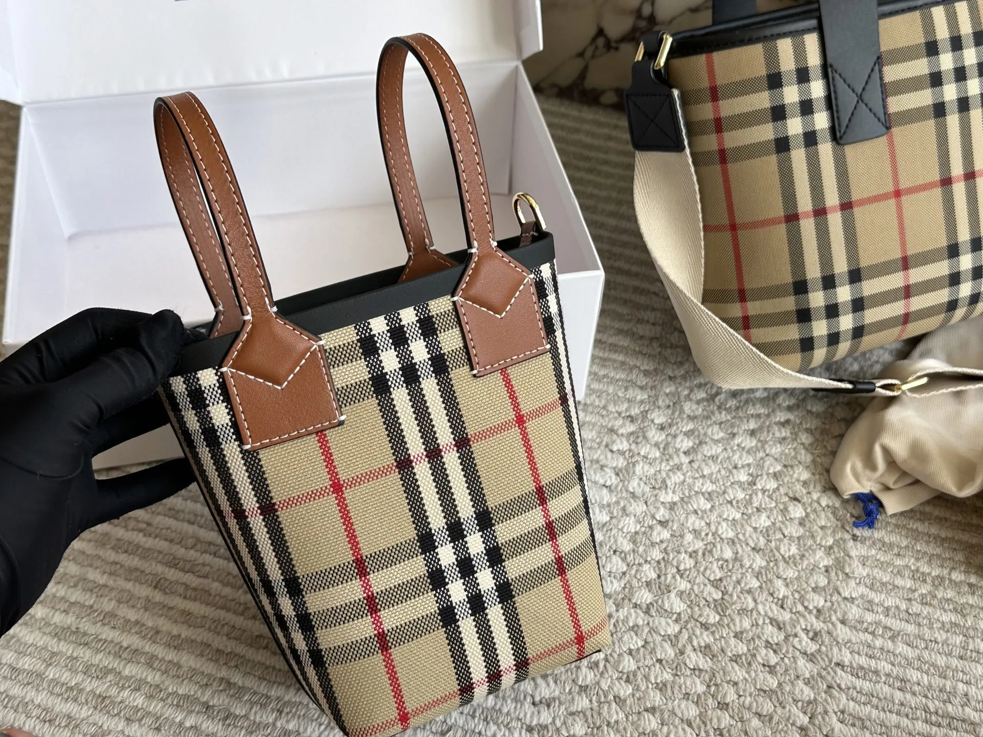 💰150 配盒 size：底宽11 上宽20高18 Bur|可爱的小 格纹水桶包/菜篮子 超级经典的小格子哦！