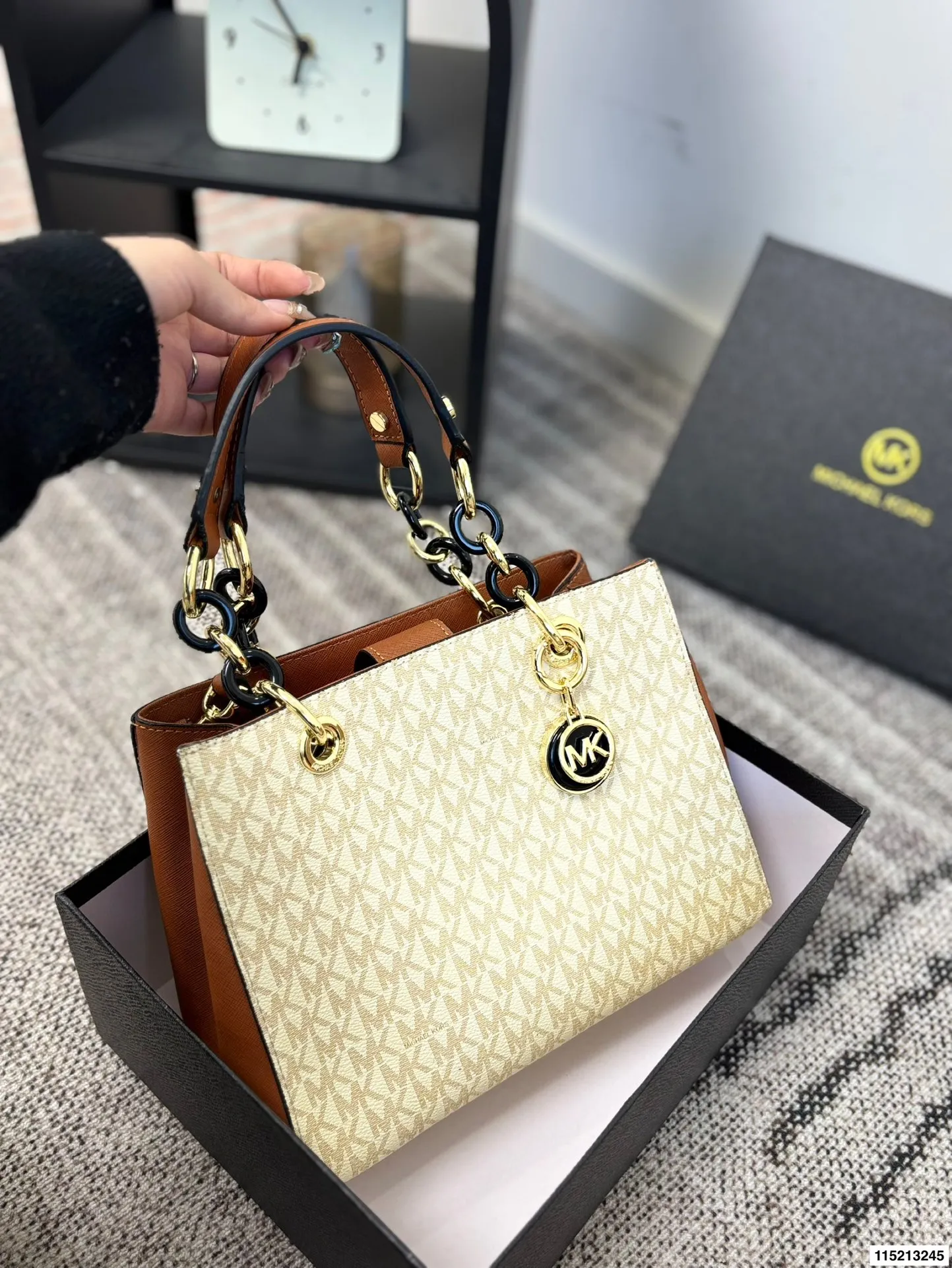 p145 配盒 尺寸25×19 MK 新款老花托特包购物袋托特包 标志性logo印花,🉑️手提斜挎,出行、游玩都可以带上它❗️