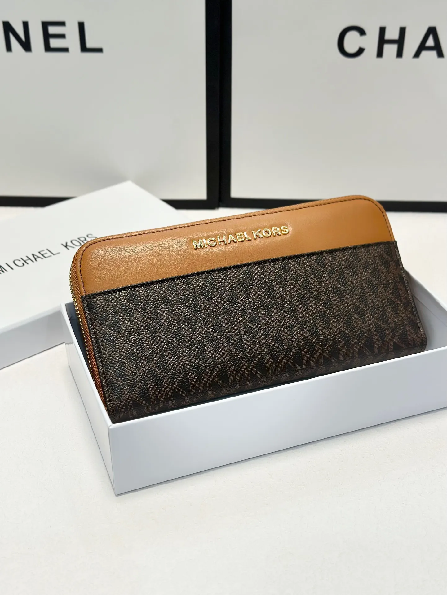 P95🎀🎀颜色 咖🎀尺寸 19x10🎀实拍MK✨优质牛皮🐂手感一流👏时尚设计💋潮版百搭，简约大方，经典永不过时💍单拉链钱包