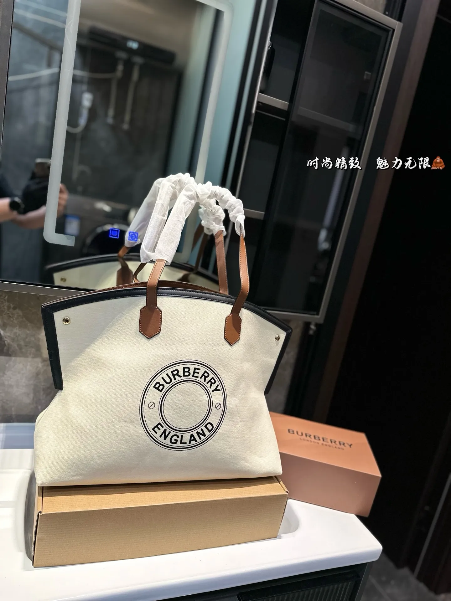 ❤️p160❤️ Burberry 2020SS托特包!!购物袋 推 荐给大家 巴宝莉大家好.推荐给大家是2020SS走秀款非常实用和百搭.相对很多托特包来说.这个款满轻便又耐用的一款! 太喜欢这个款式啦 推荐自留 尺寸 45 33